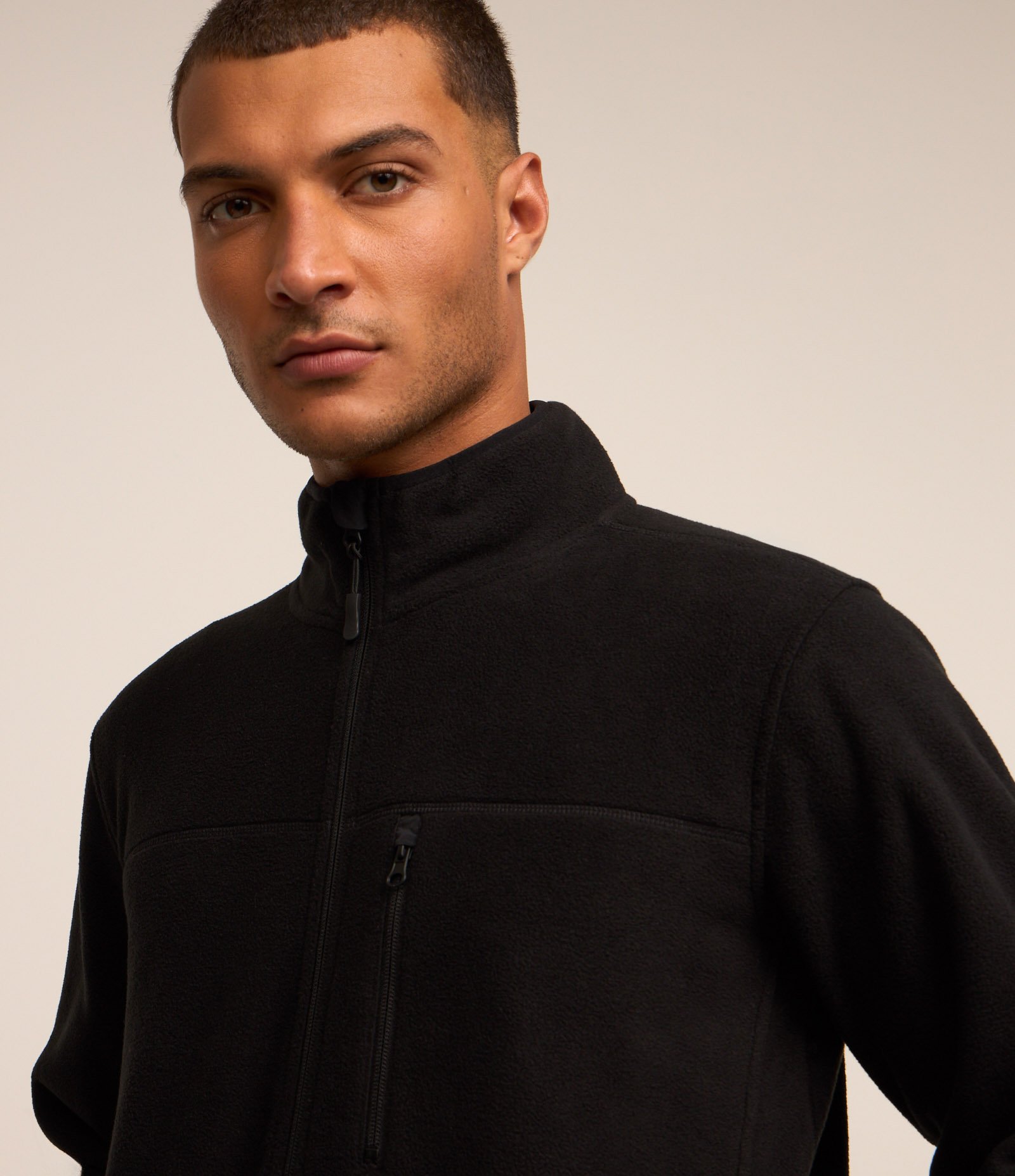 Jaqueta Esportiva com Fechamento em Zíper e Bolsos Preto 4