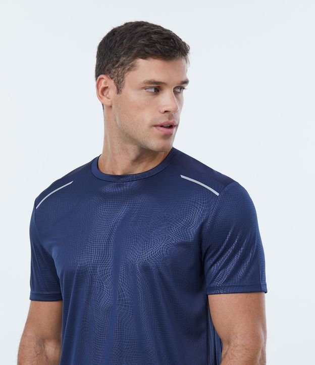 Camiseta Esportiva Dry Fit Estampa de Linhas Orgânicas e Detalhes