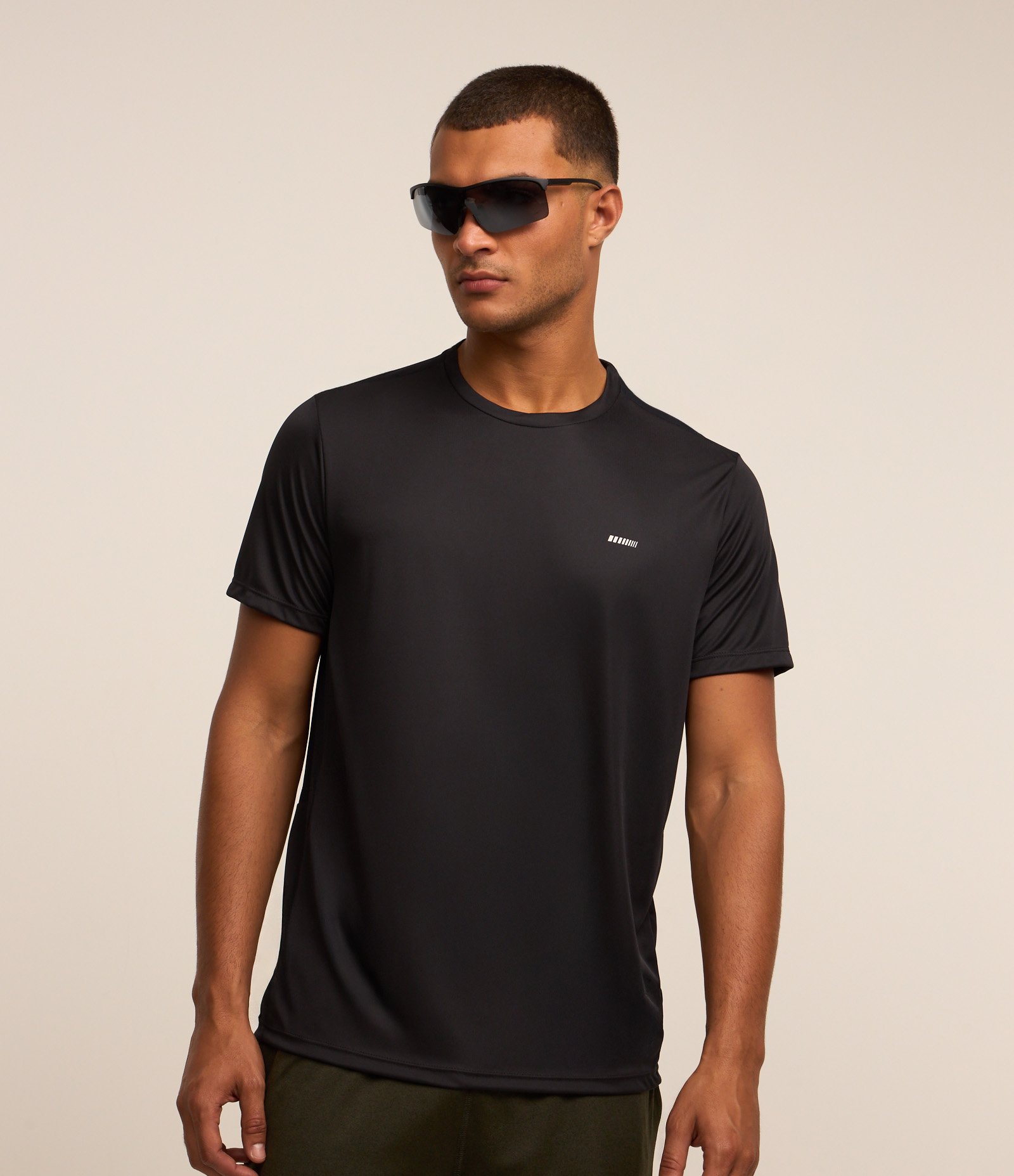 Camiseta Esportiva em Tecnologia Dry com Recortes e Detalhes Refletivos Preto 1