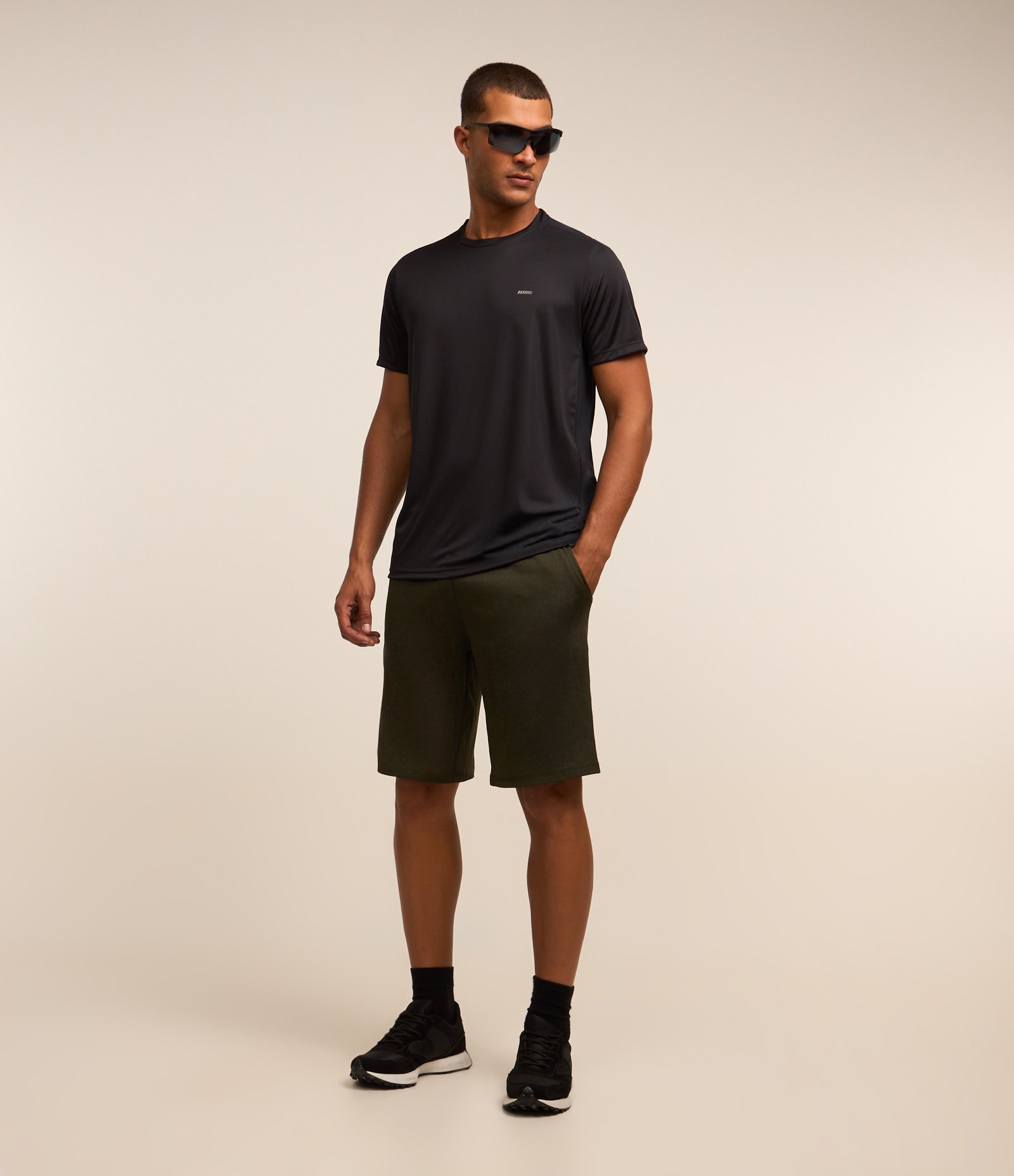 Camiseta Esportiva em Tecnologia Dry com Recortes e Detalhes Refletivos Preto 2