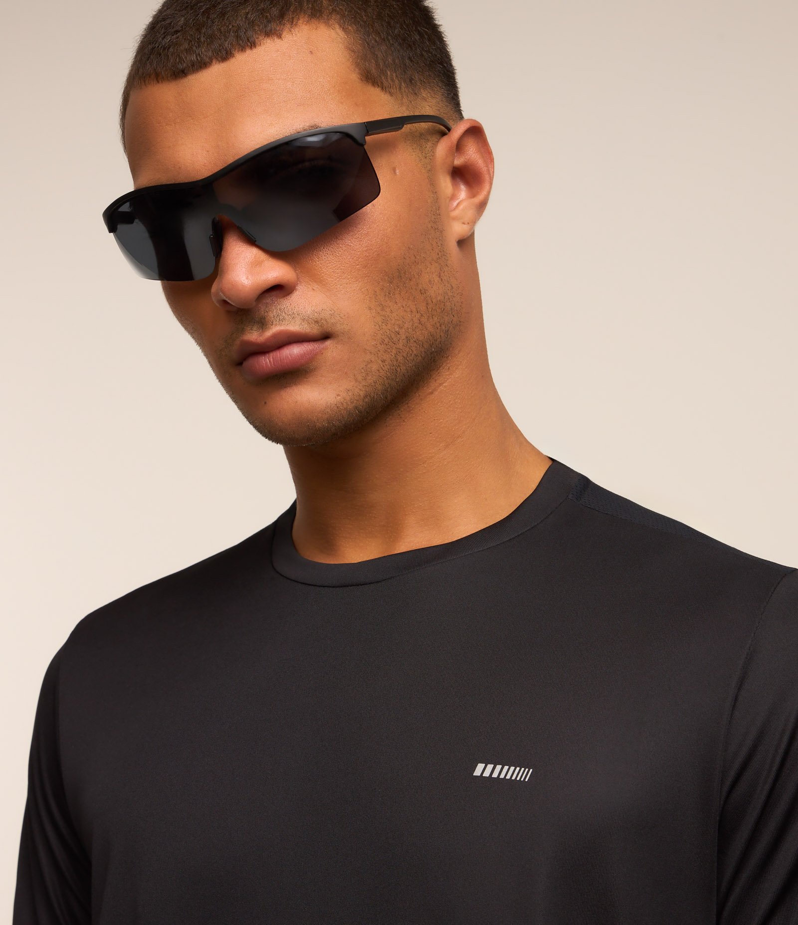 Camiseta Esportiva em Tecnologia Dry com Recortes e Detalhes Refletivos Preto 3