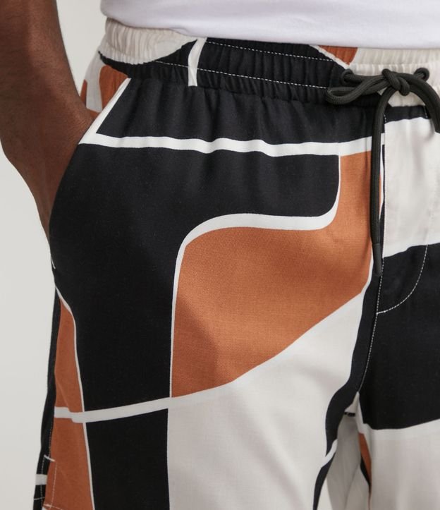 Bermuda en Viscosa con Estampado Geométrica Multicolores 4