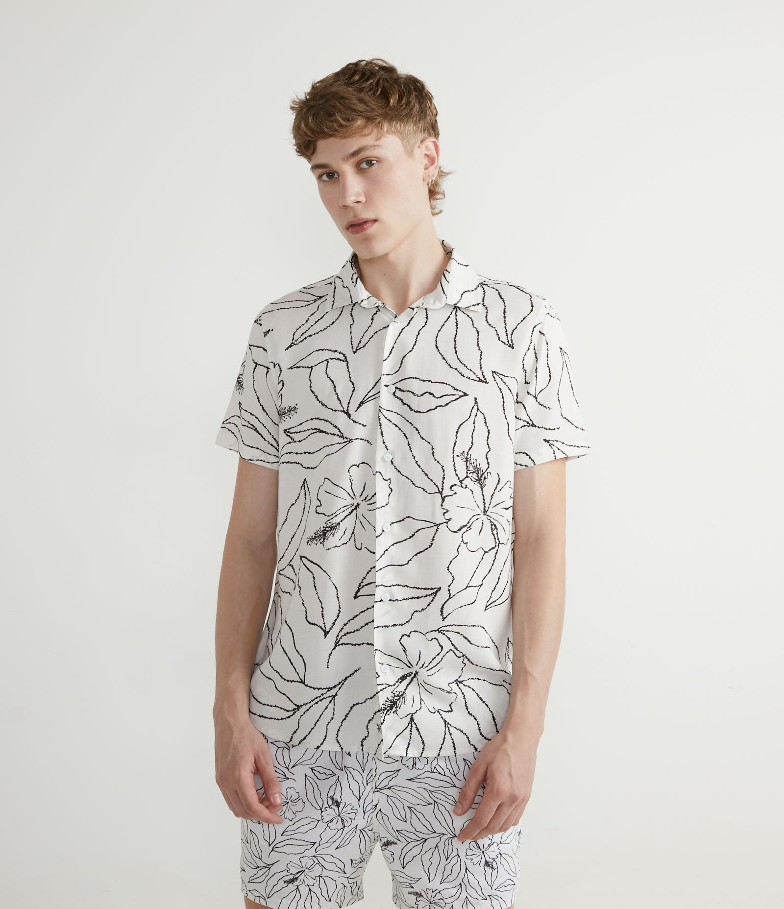 Camisa Manga Curta em Viscolinho com Estampa Floral Branco 1
