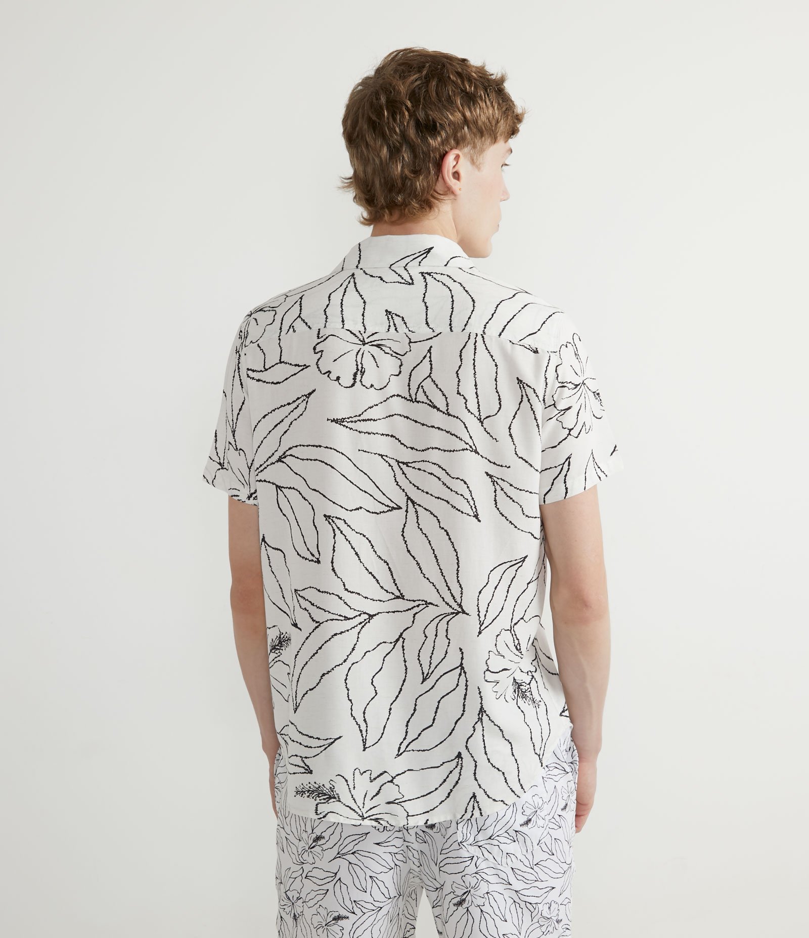 Camisa Manga Curta em Viscolinho com Estampa Floral Branco 2