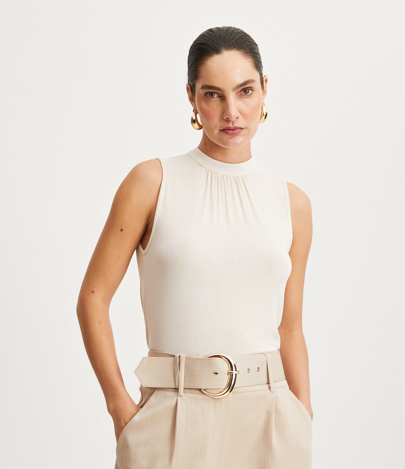 Blusa Regata em Viscolycra com Golinha Alta e Pregas Bege Rosado 1