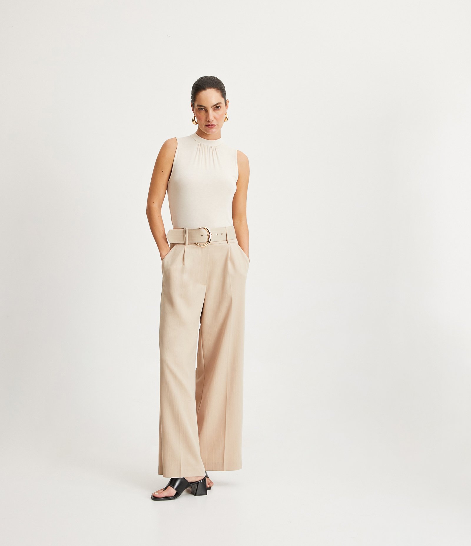 Blusa Regata em Viscolycra com Golinha Alta e Pregas Bege Rosado 2