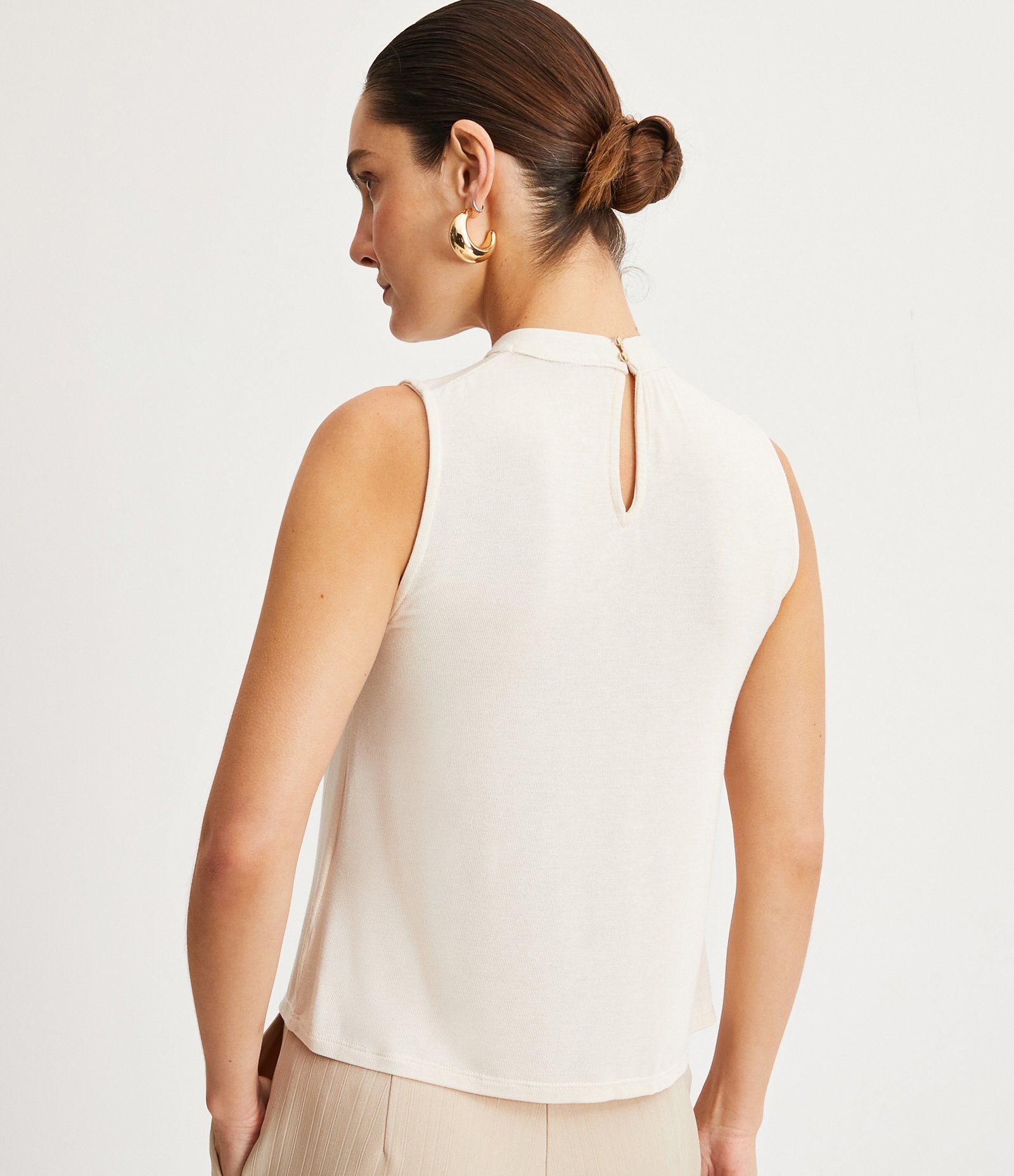 Blusa Regata em Viscolycra com Golinha Alta e Pregas Bege Rosado 3