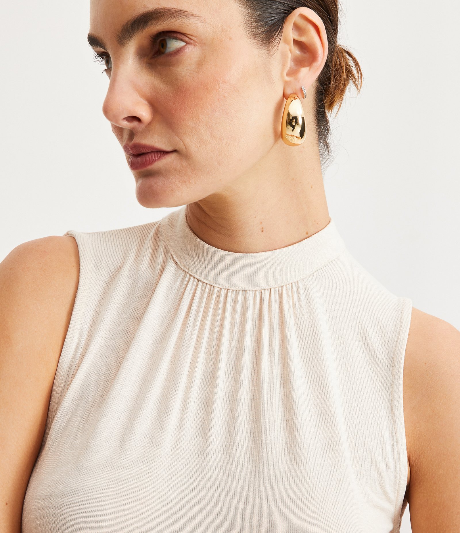 Blusa Regata em Viscolycra com Golinha Alta e Pregas Bege Rosado 5