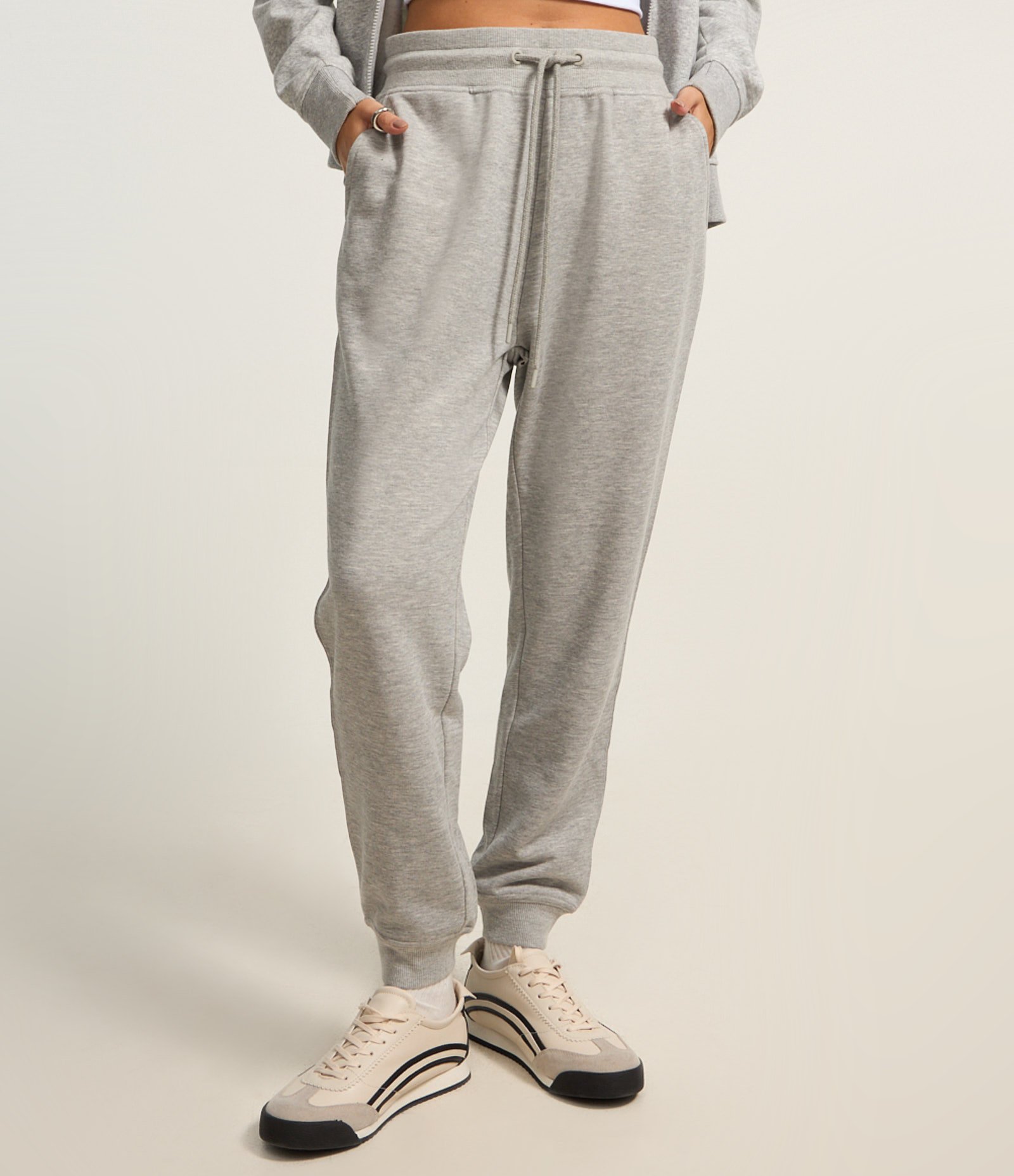 Calça Jogger em Moletom com Cós Elástico e Amarração Cinza Claro 2