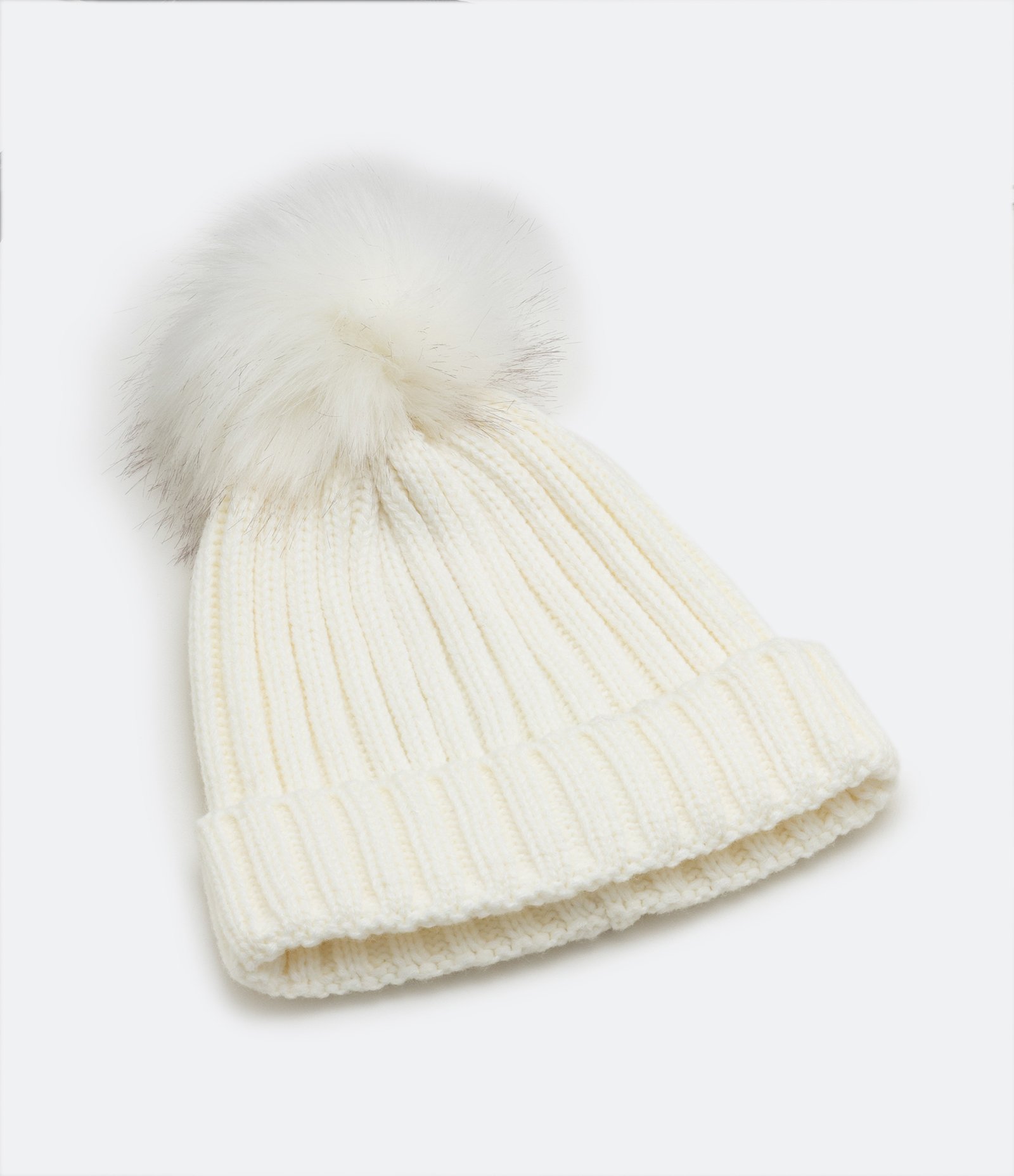 Gorro Em Tric Canelado Pompom E Barra Virada