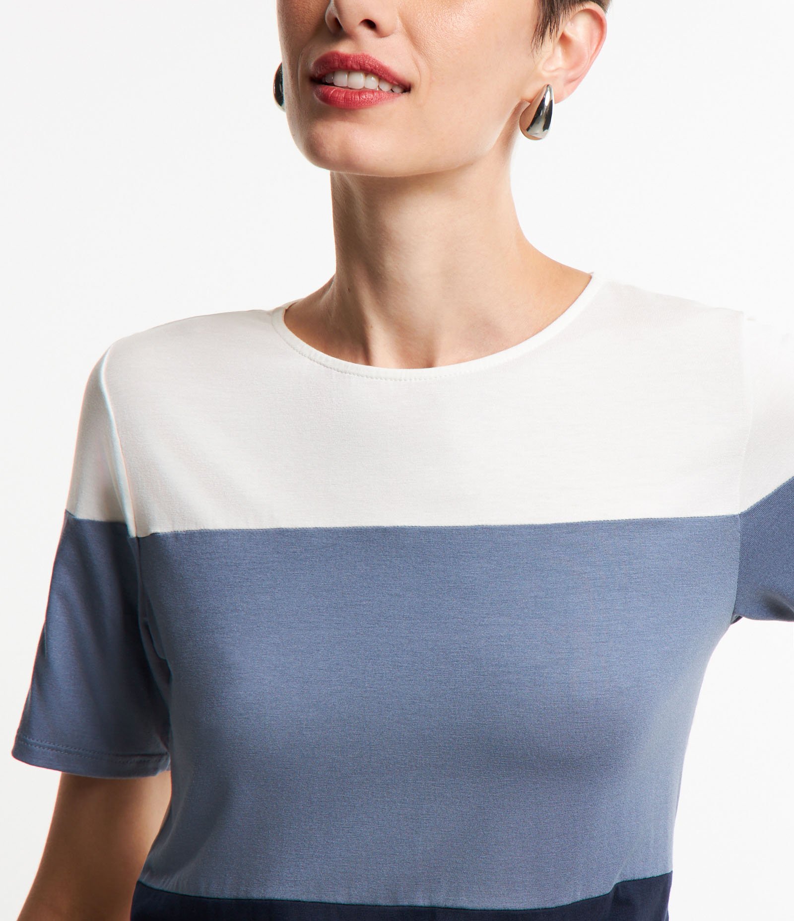 Blusa em Viscose com Bloco de Cor Bege/Azul Marinho 3
