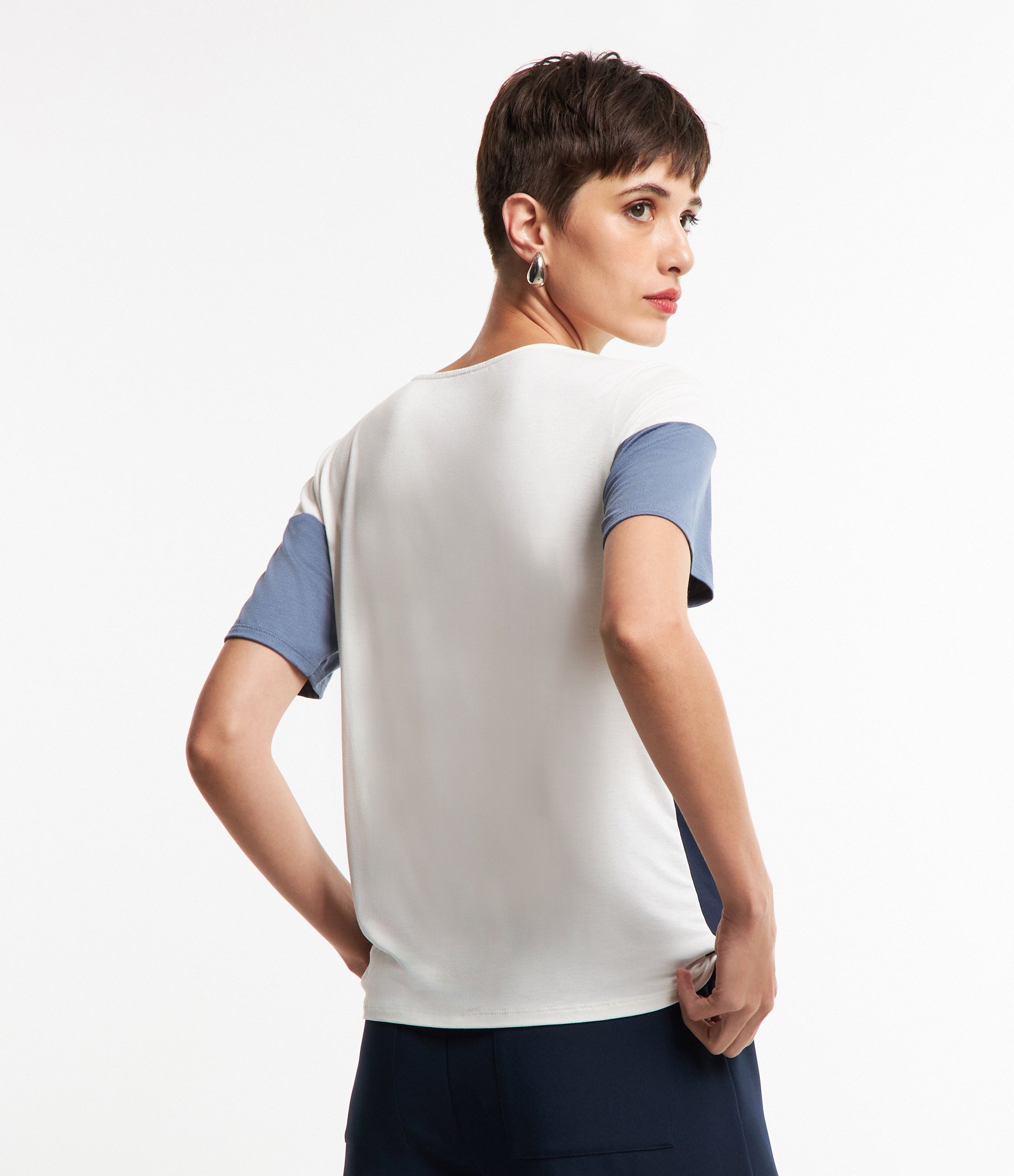 Blusa em Viscose com Bloco de Cor Bege/Azul Marinho 4