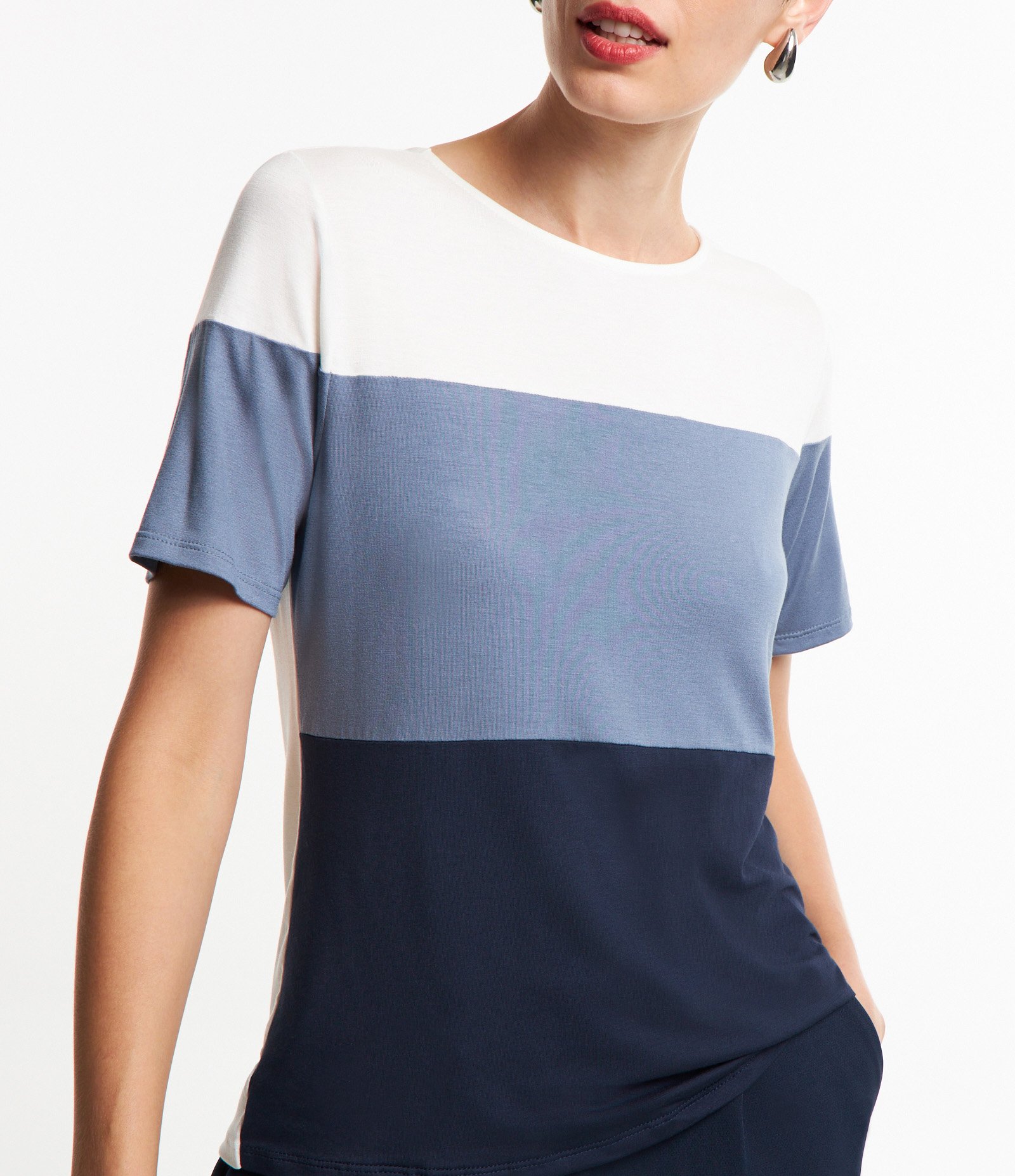 Blusa em Viscose com Bloco de Cor Bege/Azul Marinho 5