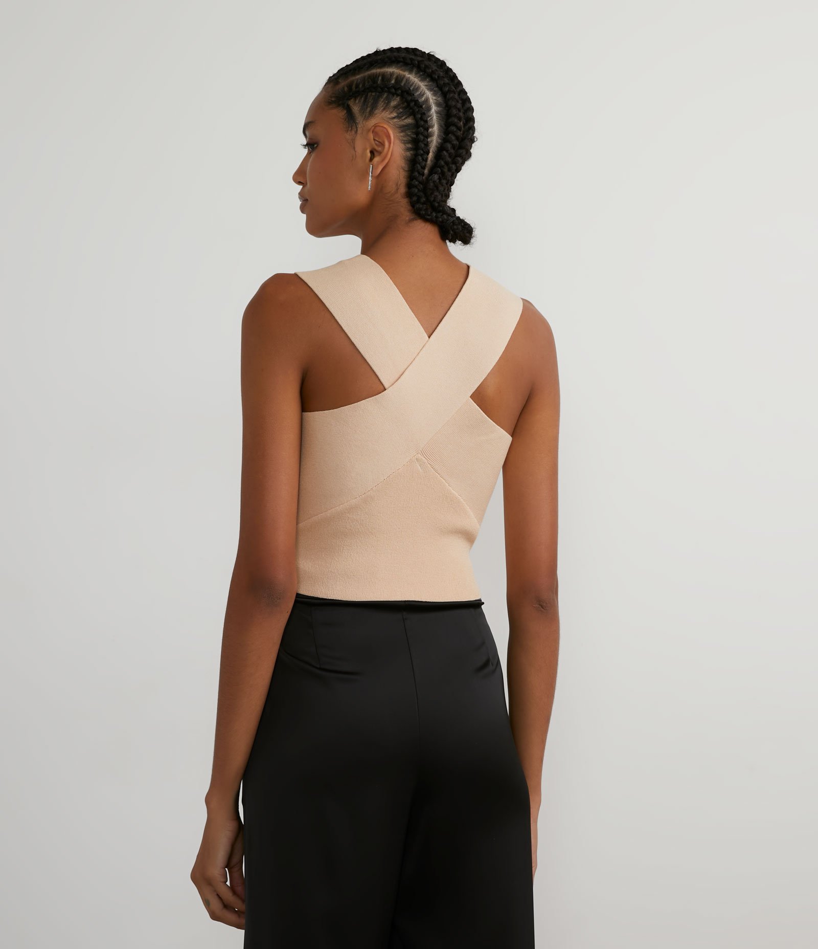Blusa Curta em Tricô com Decote Cruzado e Busto Marcado Marrom 2