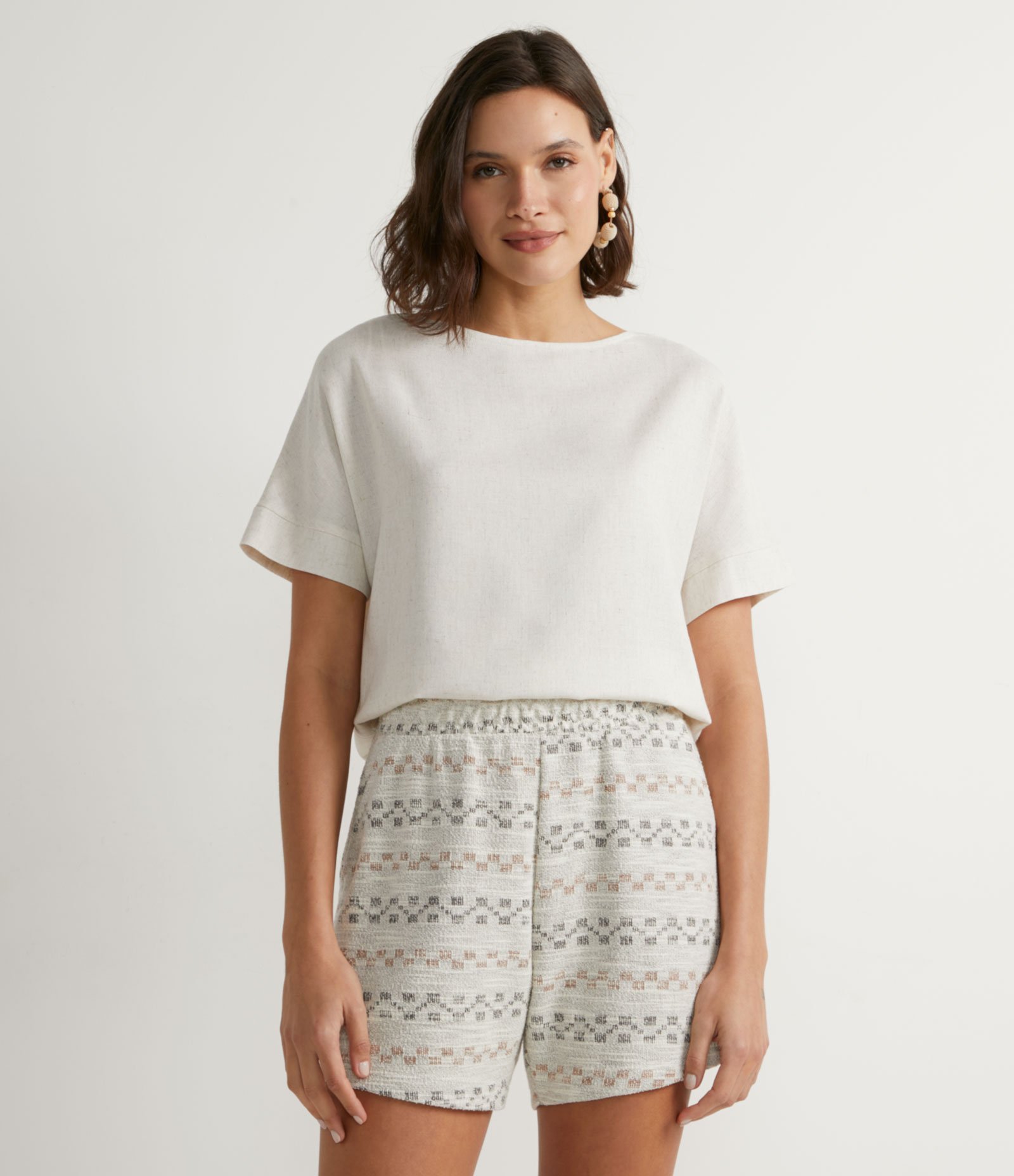 Blusa em Viscolinho com Manga Curta e Gola Canoa Bege 1