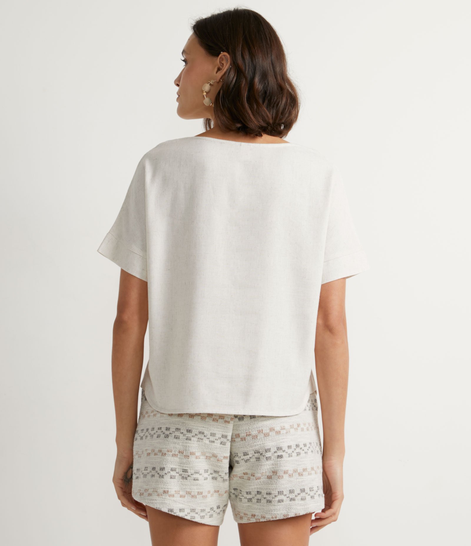 Blusa em Viscolinho com Manga Curta e Gola Canoa Bege 2