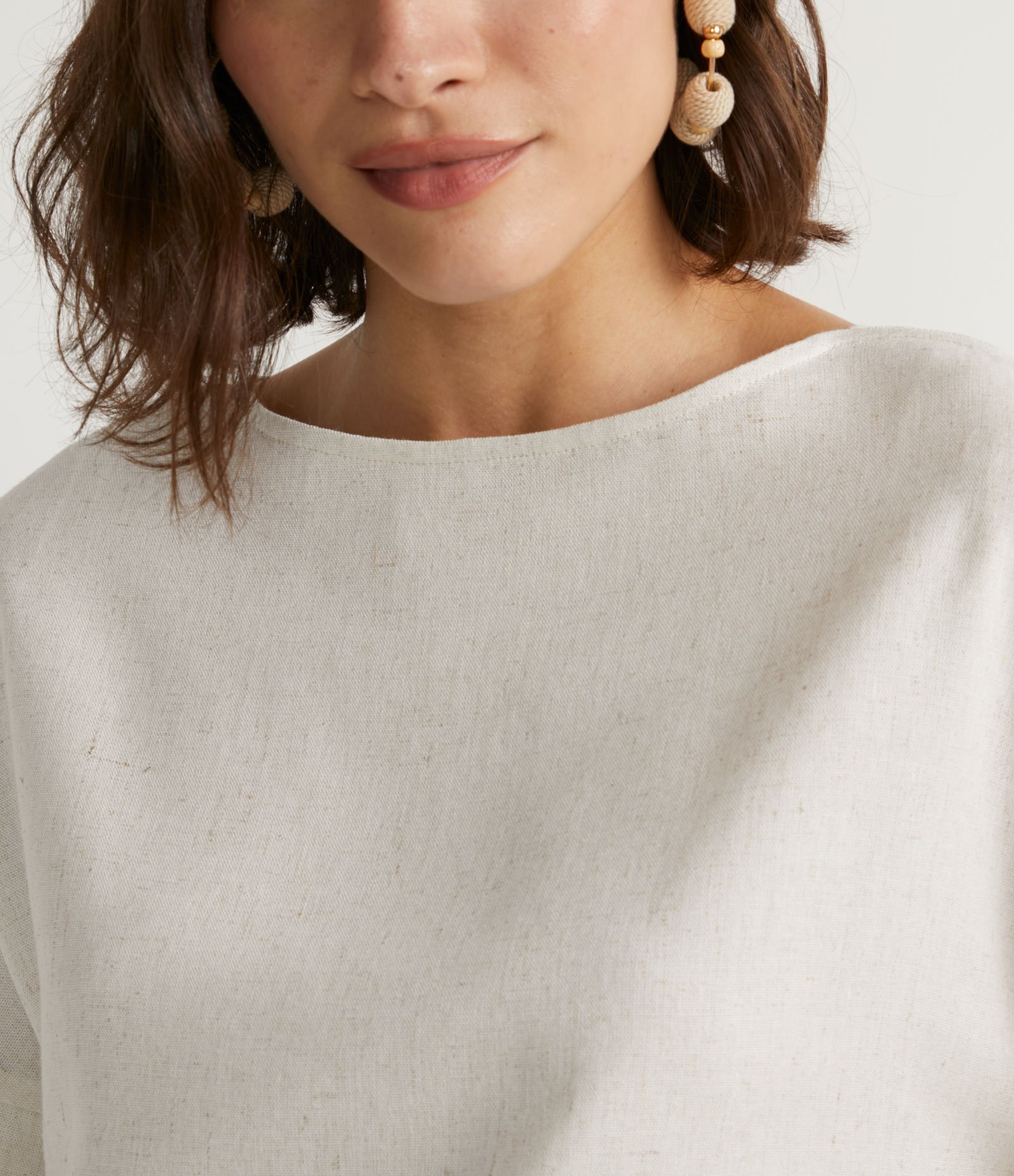 Blusa em Viscolinho com Manga Curta e Gola Canoa Bege 3