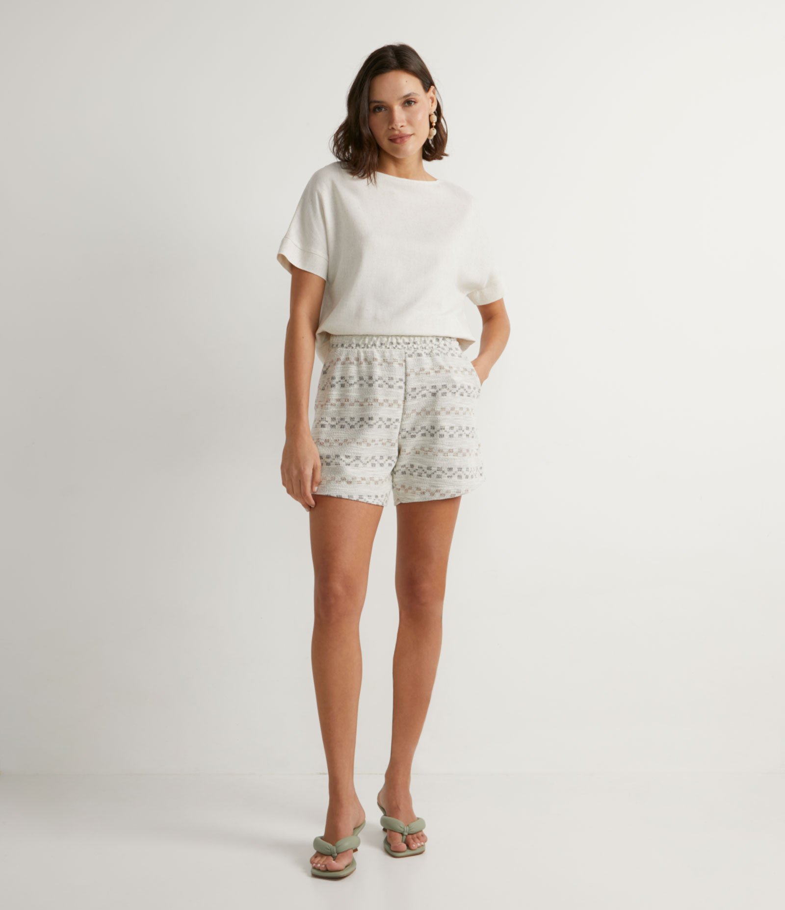 Blusa em Viscolinho com Manga Curta e Gola Canoa Bege 4