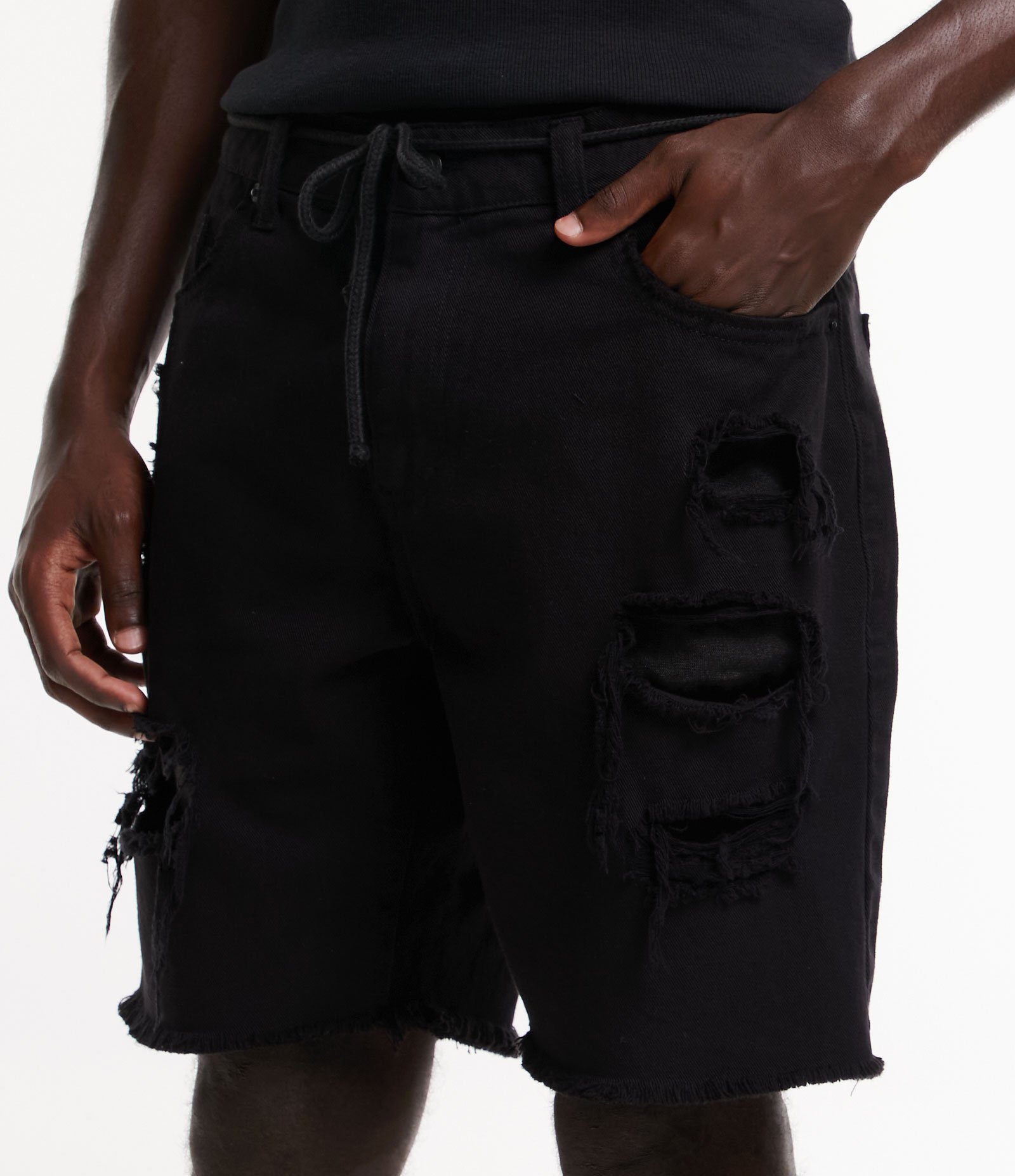 Bermuda Slim em Sarja com Rasgos Puídos e Barra Desfiada Preto 1