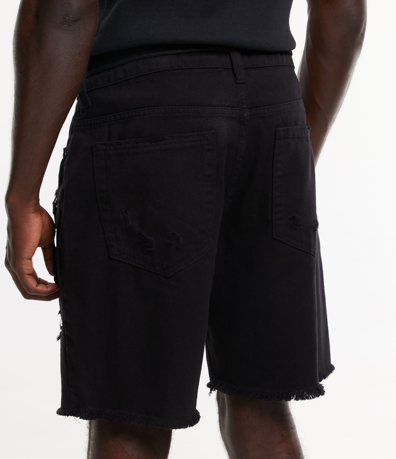 Bermuda Slim em Sarja com Rasgos Puídos e Barra Desfiada Preto 2