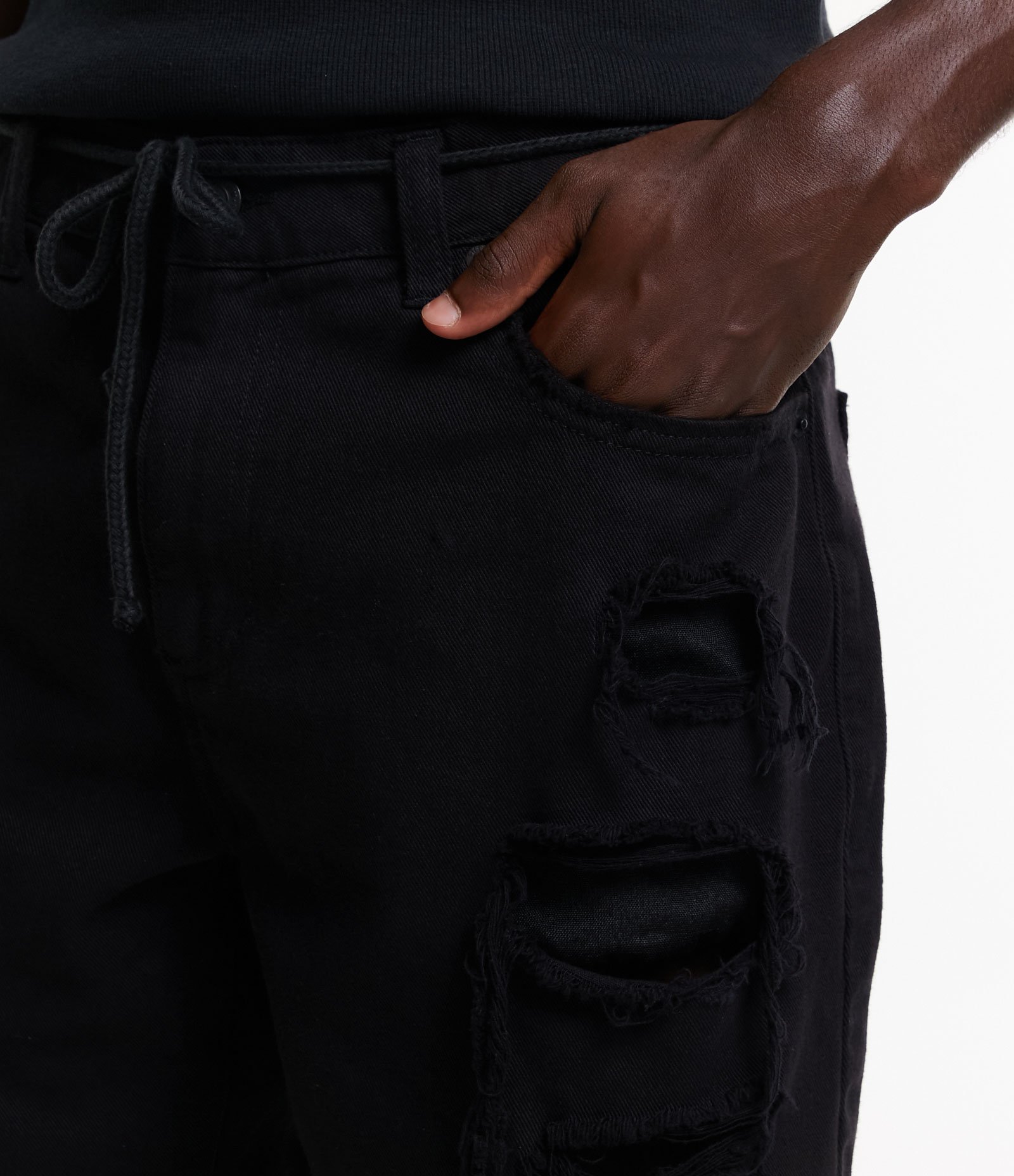 Bermuda Slim em Sarja com Rasgos Puídos e Barra Desfiada Preto 3