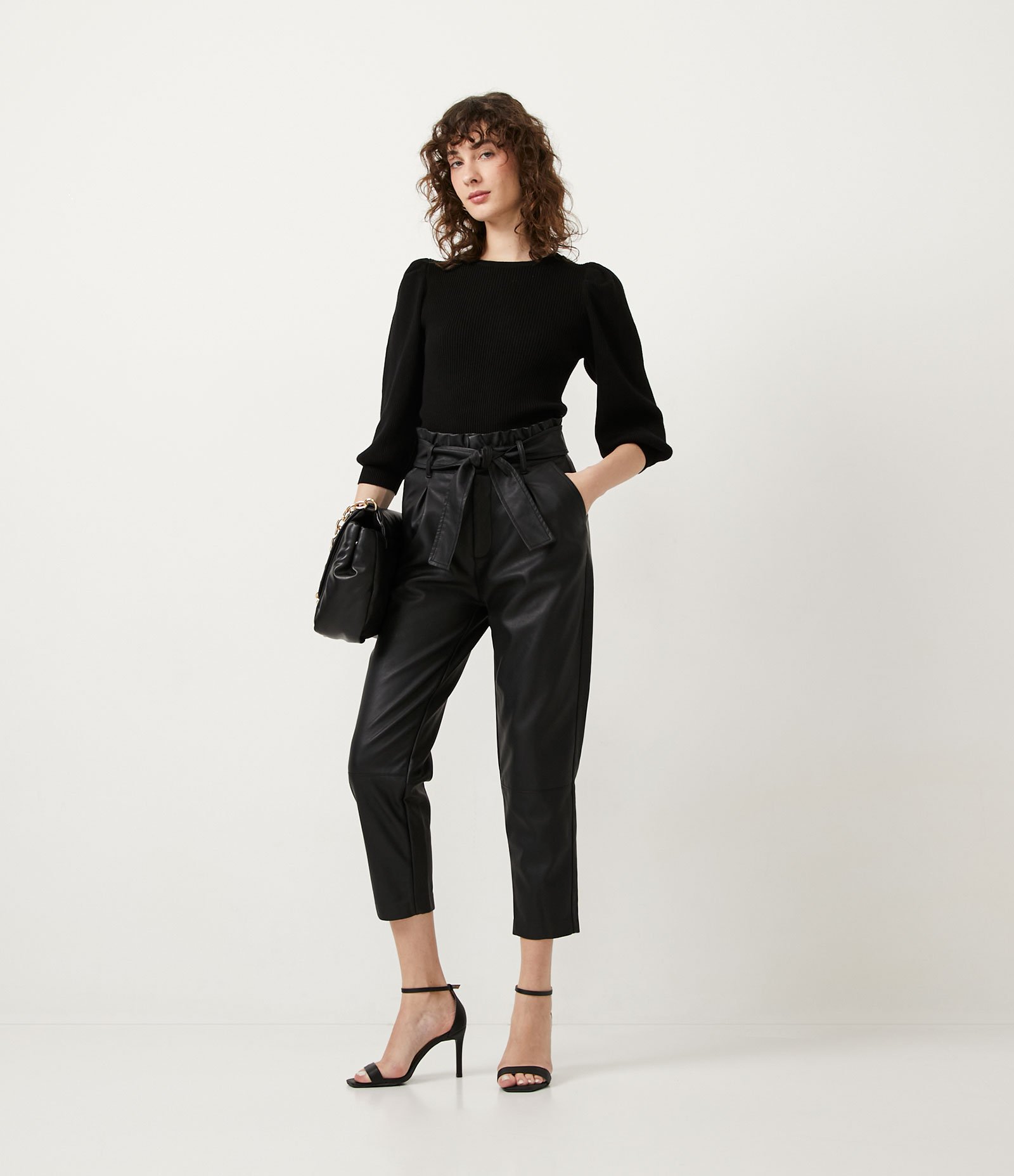 Calça Clochard em Poliuretano com Faixa de Amarração na Cintura Preto 1