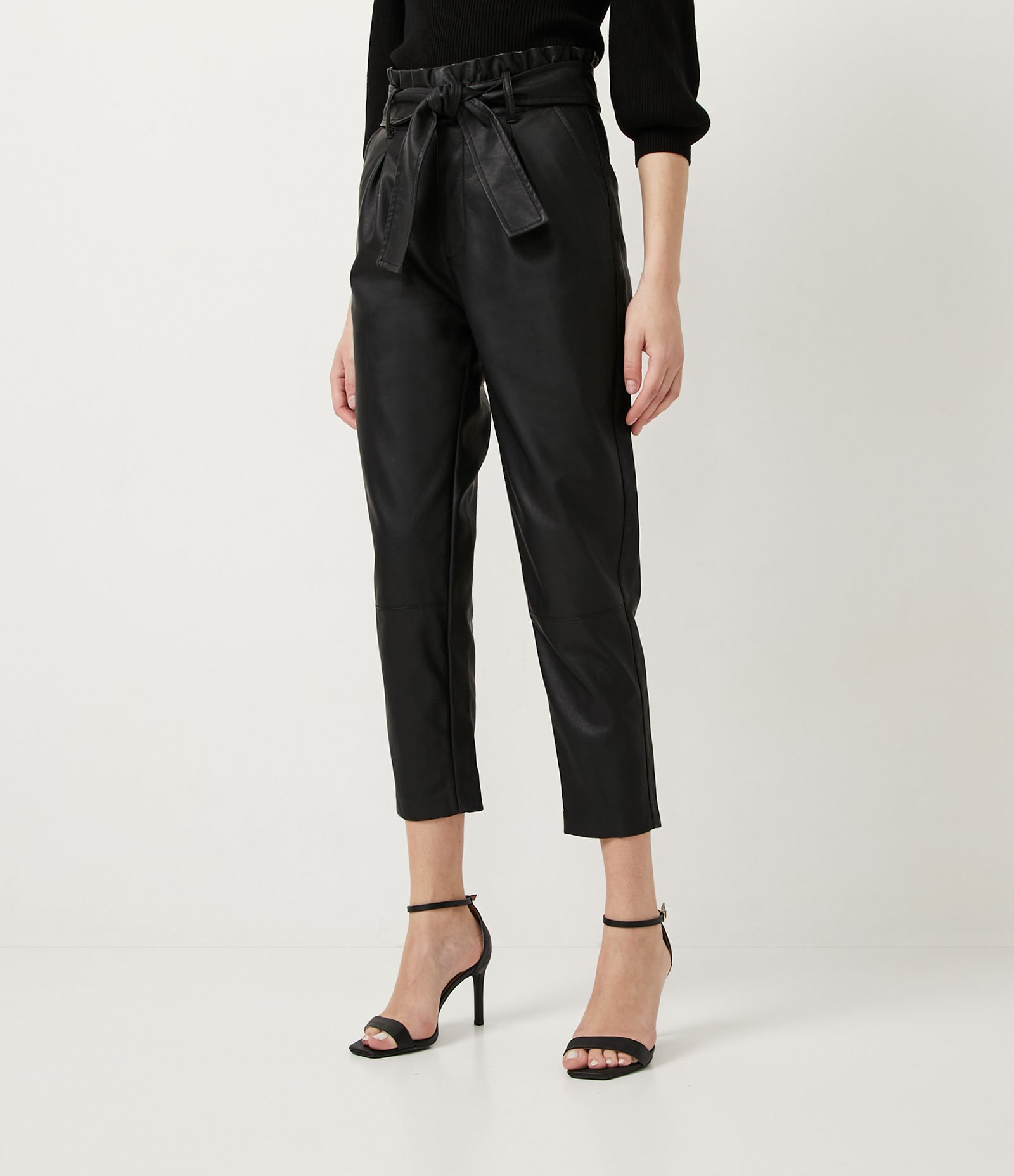 Calça Clochard em Poliuretano com Faixa de Amarração na Cintura Preto 2