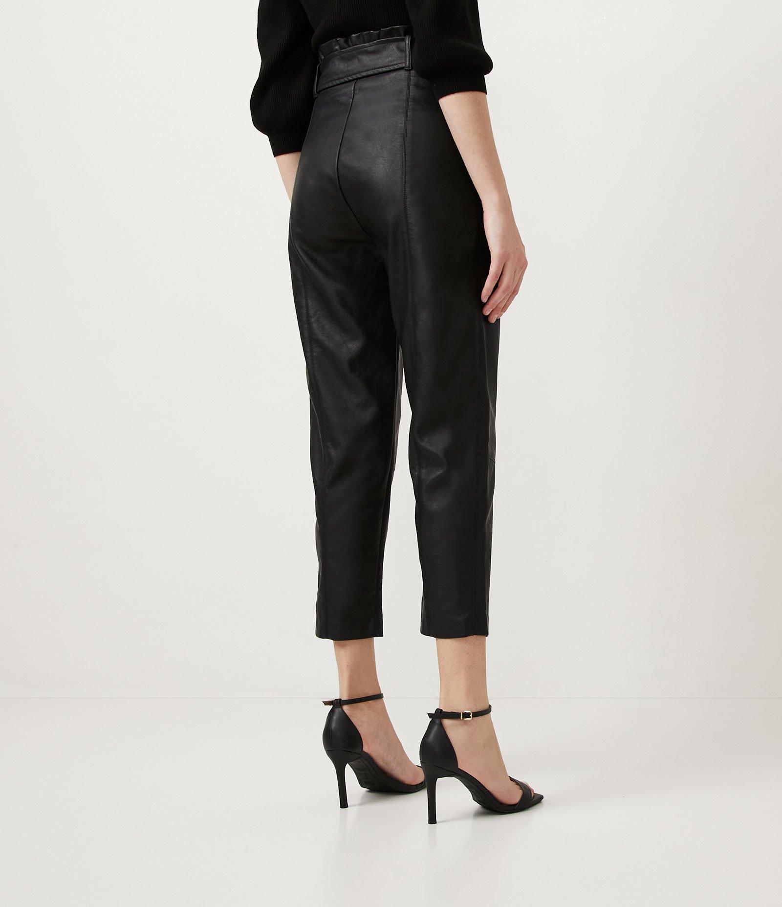 Calça Clochard em Poliuretano com Faixa de Amarração na Cintura Preto 3