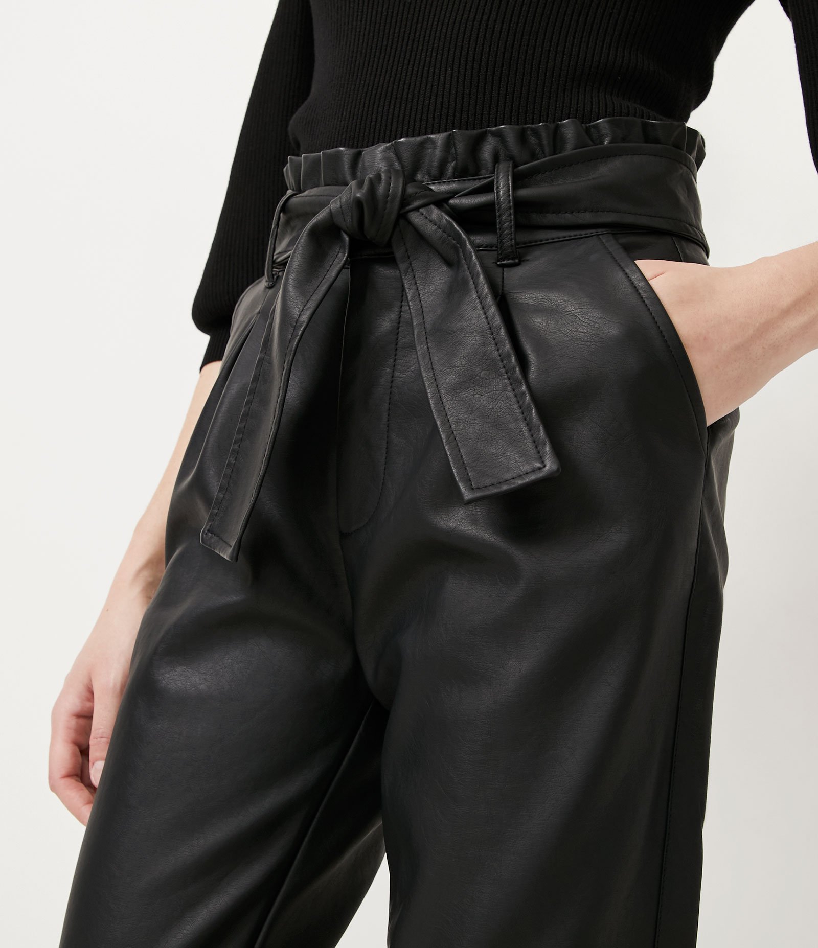 Calça Clochard em Poliuretano com Faixa de Amarração na Cintura Preto 4