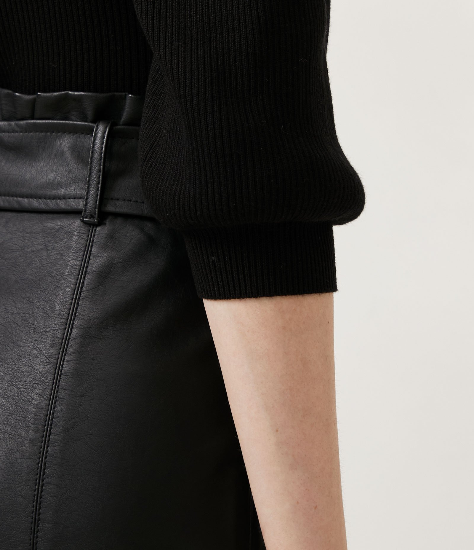 Calça Clochard em Poliuretano com Faixa de Amarração na Cintura Preto 5