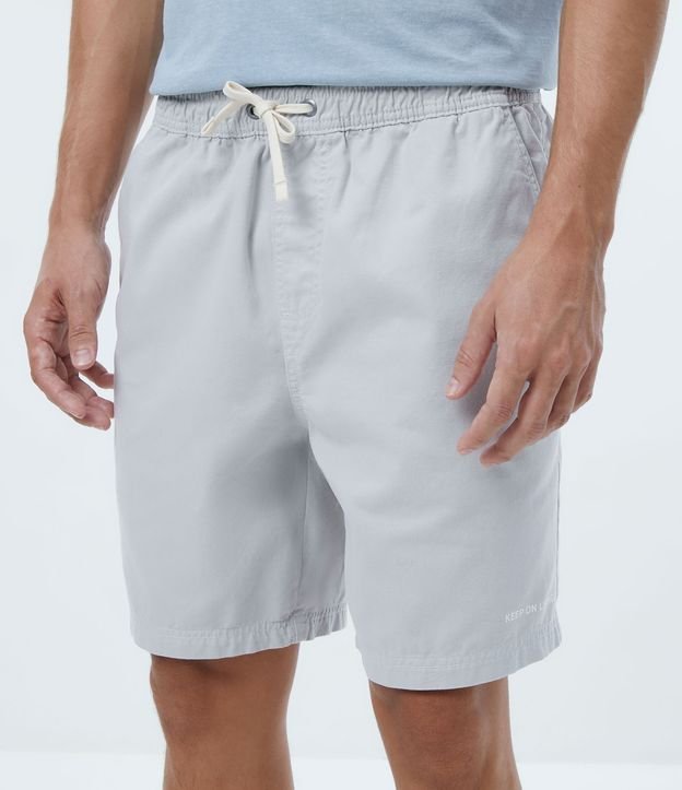 Bermuda en Algodón sin Estampado con Detalle de la Etiqueta en la Barra Azul 2