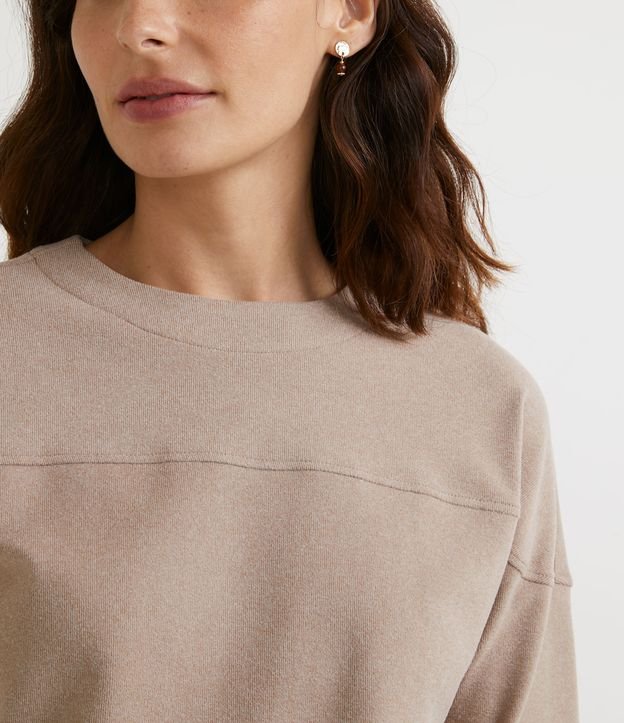 Buzo con Sisa Desplazada y Manga Larga Beige 3