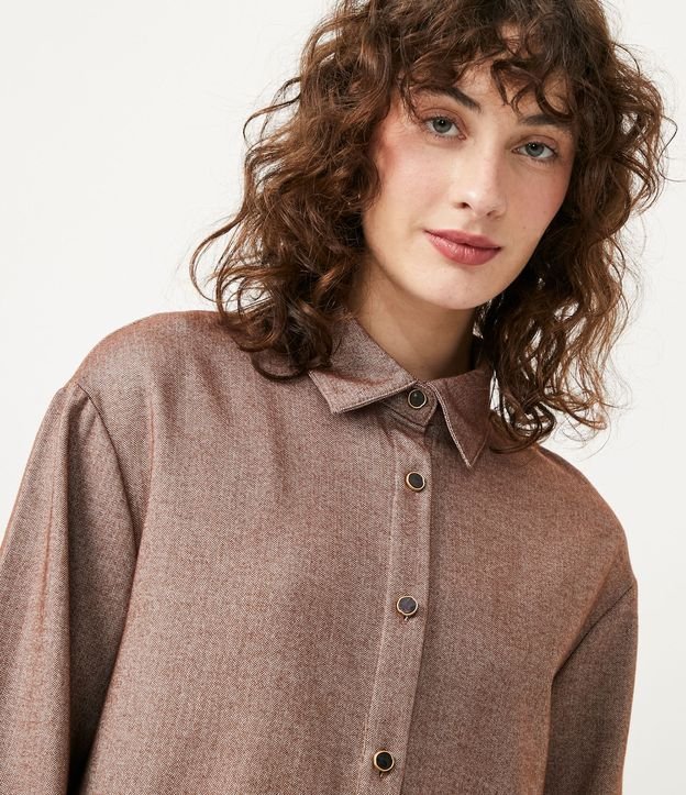 Camisa Alargada en Franela con Botones Contrastantes Marrón 5