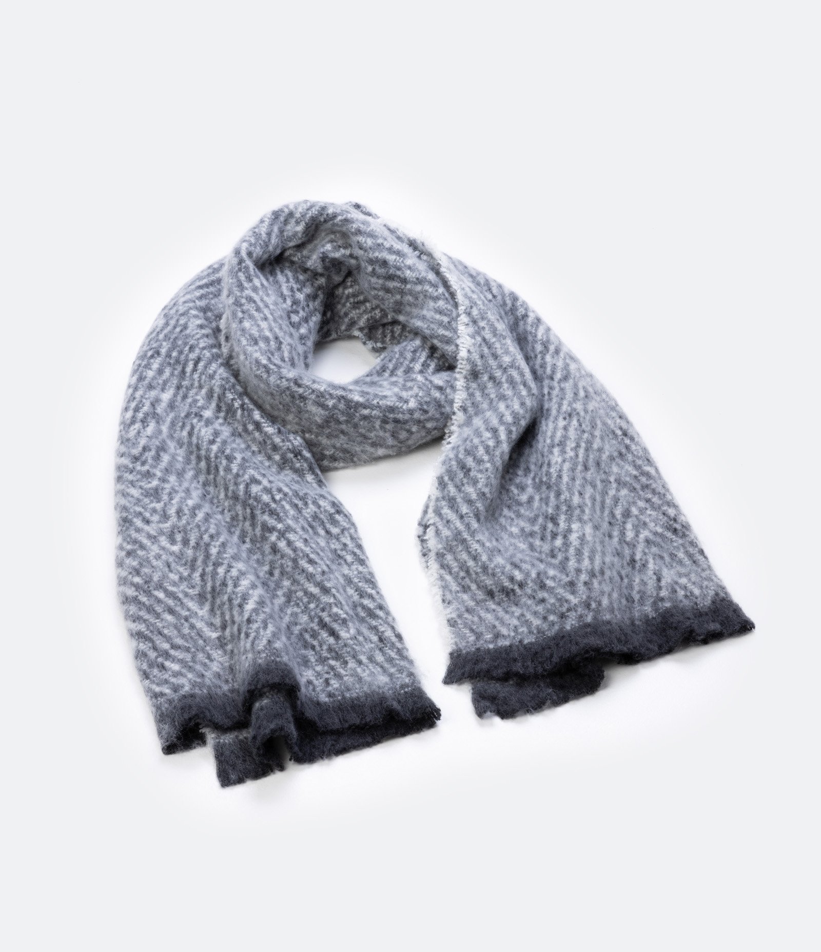 Cachecol Cobertor em Tricô Texturizado com Franjas Cinza 1