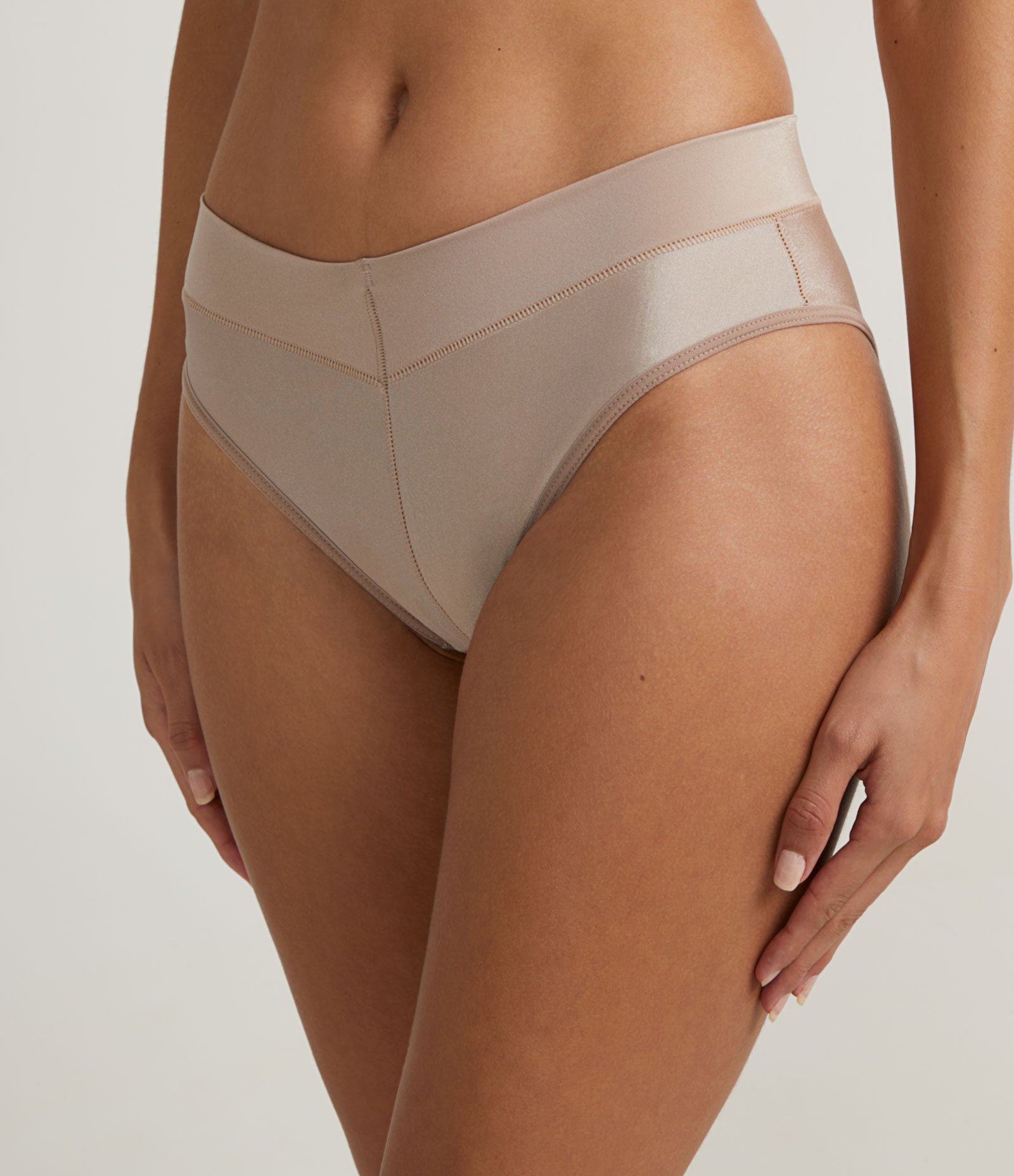 Calcinha Alta em Microfibra com Cós em V e Cava Alta DeMillus Bege 1