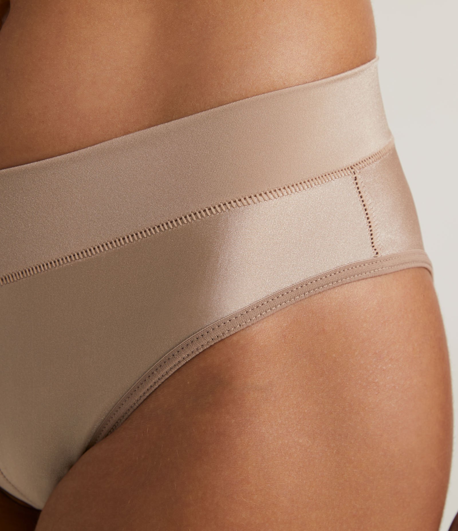 Calcinha Alta em Microfibra com Cós em V e Cava Alta DeMillus Bege 3