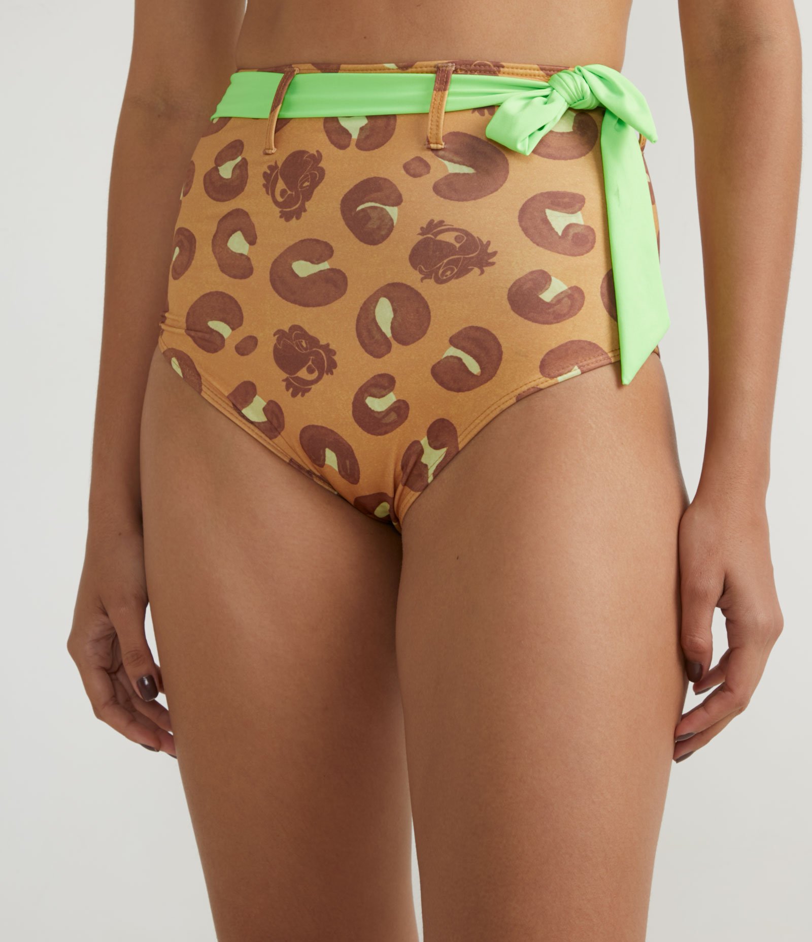 Short Hot Pants com Estampa Animal Print Zé Carioca e Cinto Faixa Contrastante Marrom 1