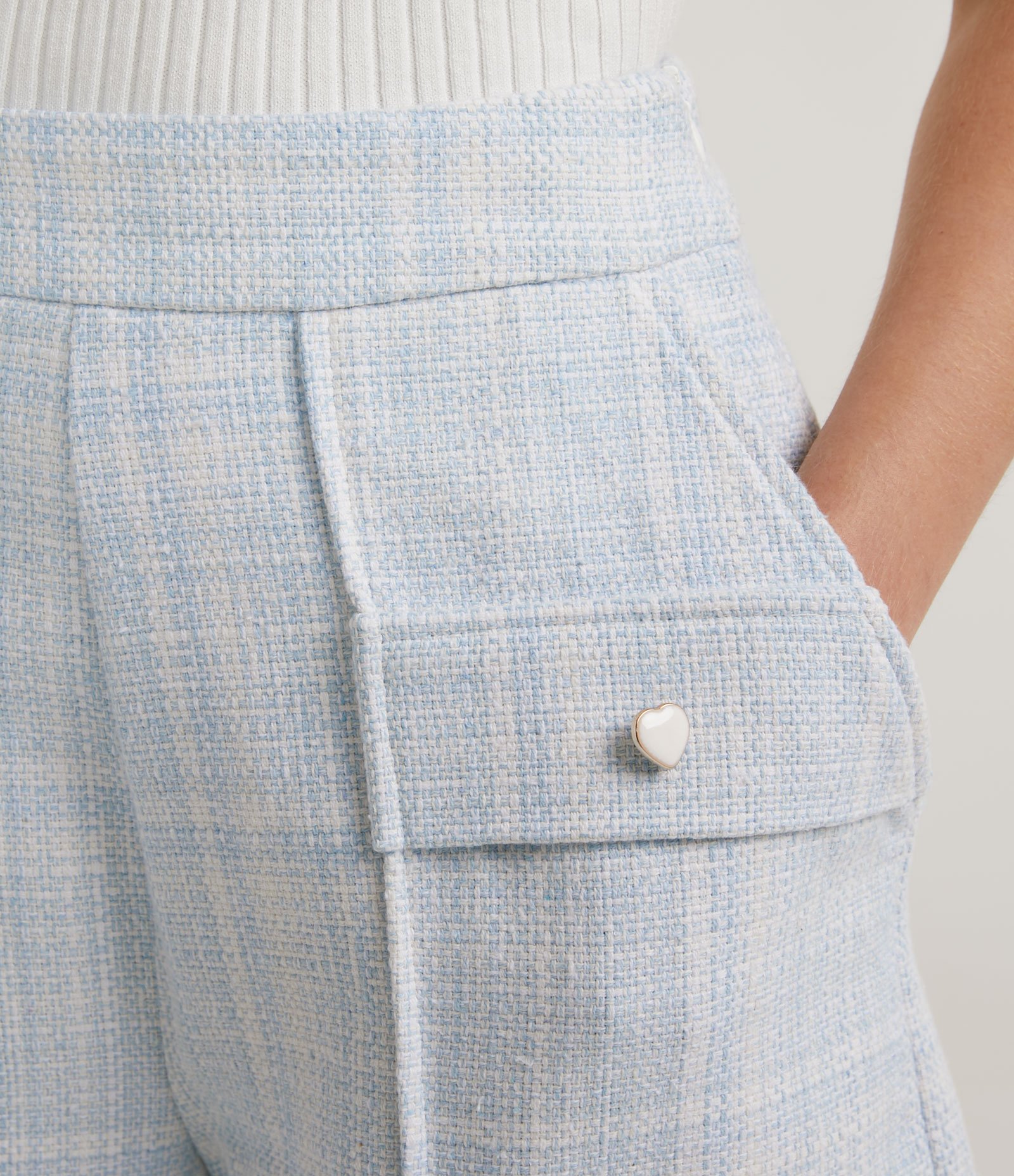 Bermuda em Tweed com Bolso Lapela e Botões de Coração Azul 3