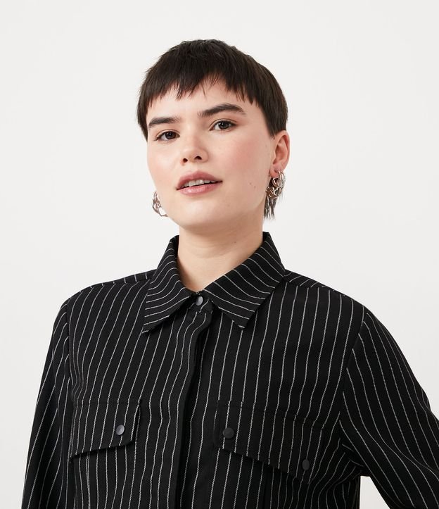 Camisa Cropped Sastrería con Rayas de Tiza Negro 5