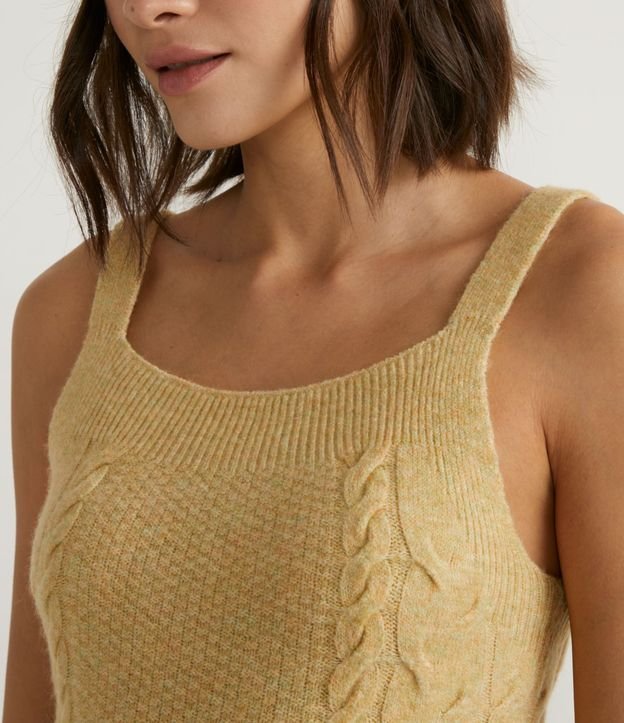 Blusa Regata em Tricô Decote Quadrado sem Estampa Amarelo