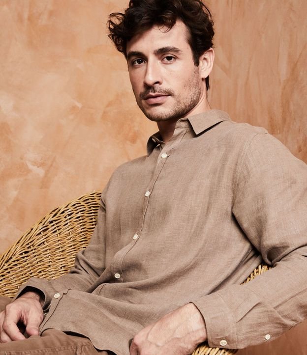 Camisa Comfort en Lino con Manga Larga Marrón Oscuro 3