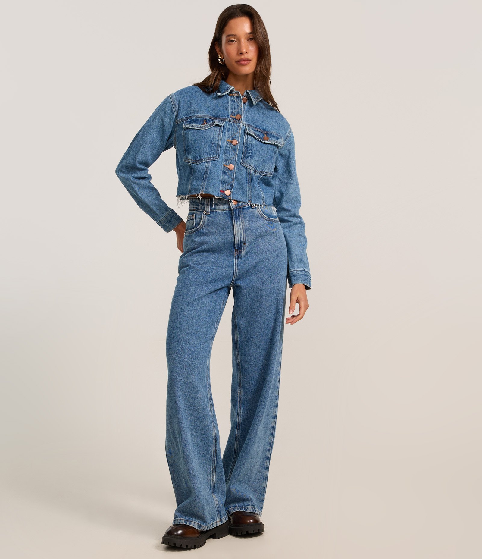 Jaqueta Cropped Jeans com Bolsos e Barra Corte a Fio Azul 2