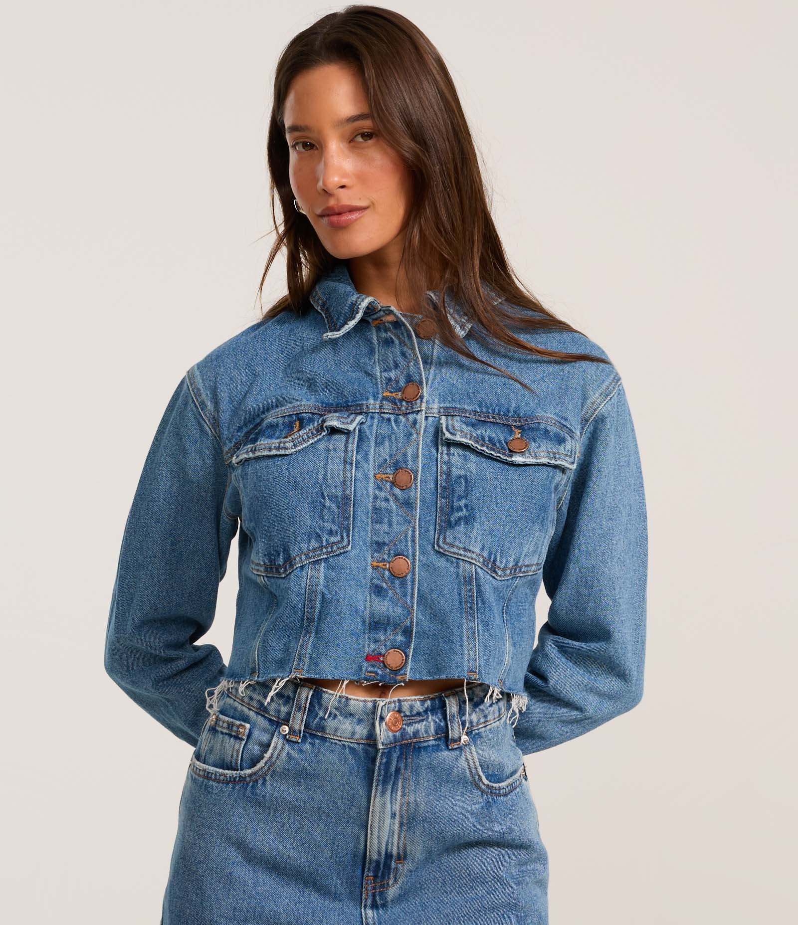 Jaqueta Cropped Jeans com Bolsos e Barra Corte a Fio Azul 3