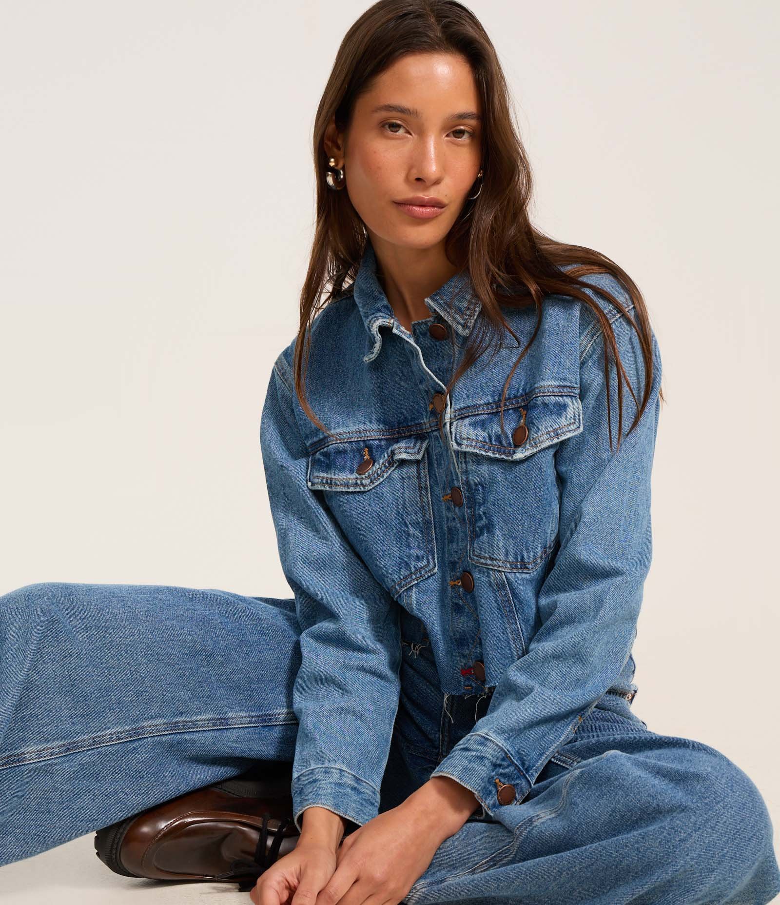 Jaqueta Cropped Jeans com Bolsos e Barra Corte a Fio Azul 4