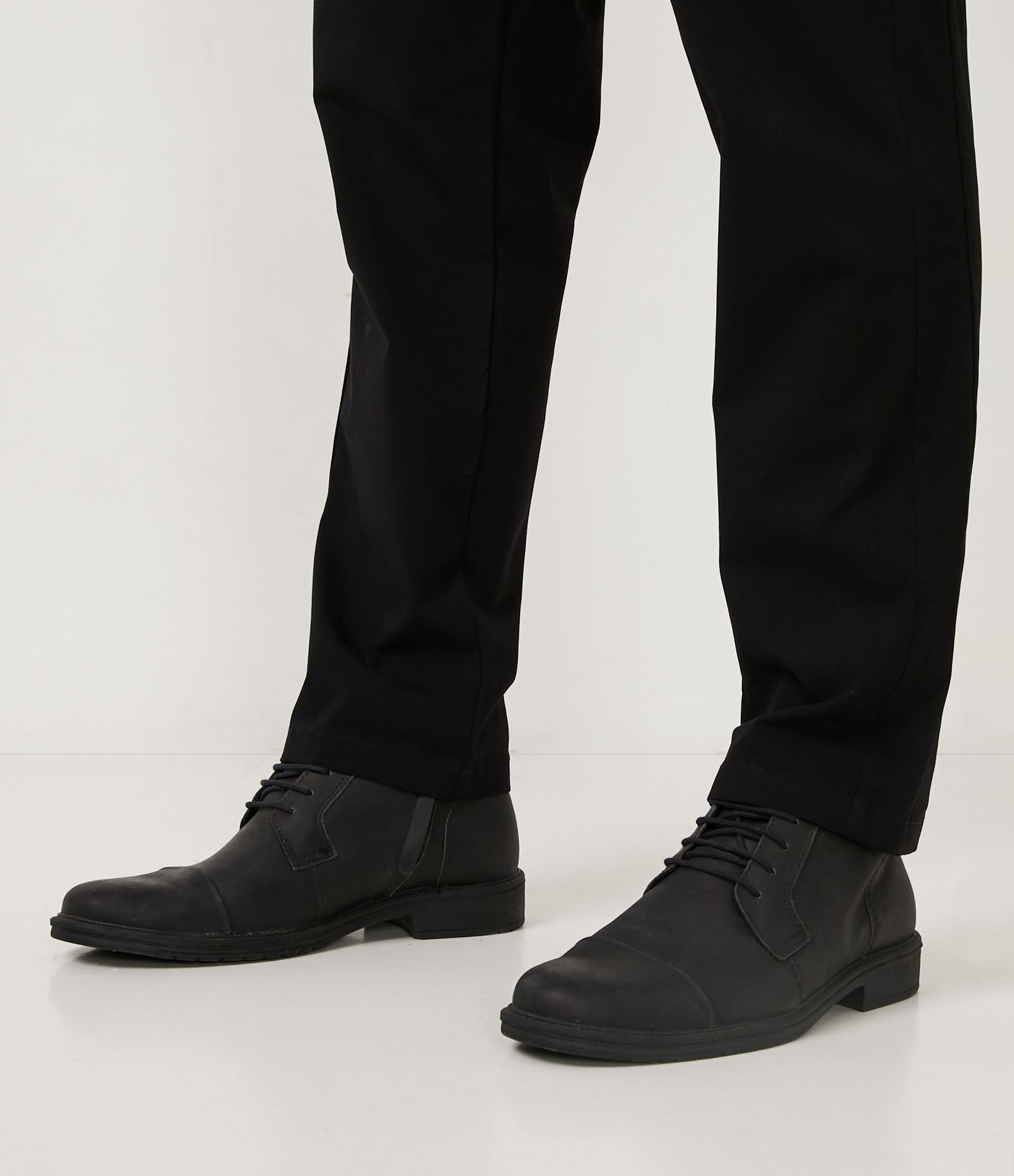 Bota Coturno Cano Baixo em Couro Nobuck com Zíper Lateral Preto 6