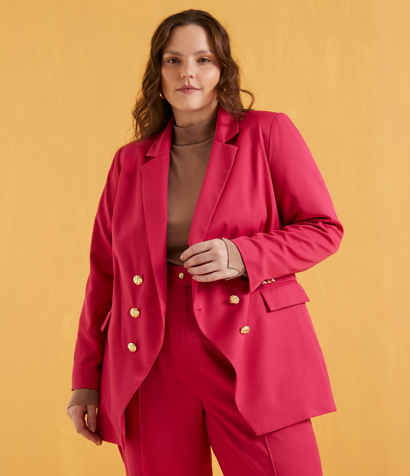 Blazer Alongado em Alfaiataria com Botões Dourados Curve & Plus Size Rosa 3