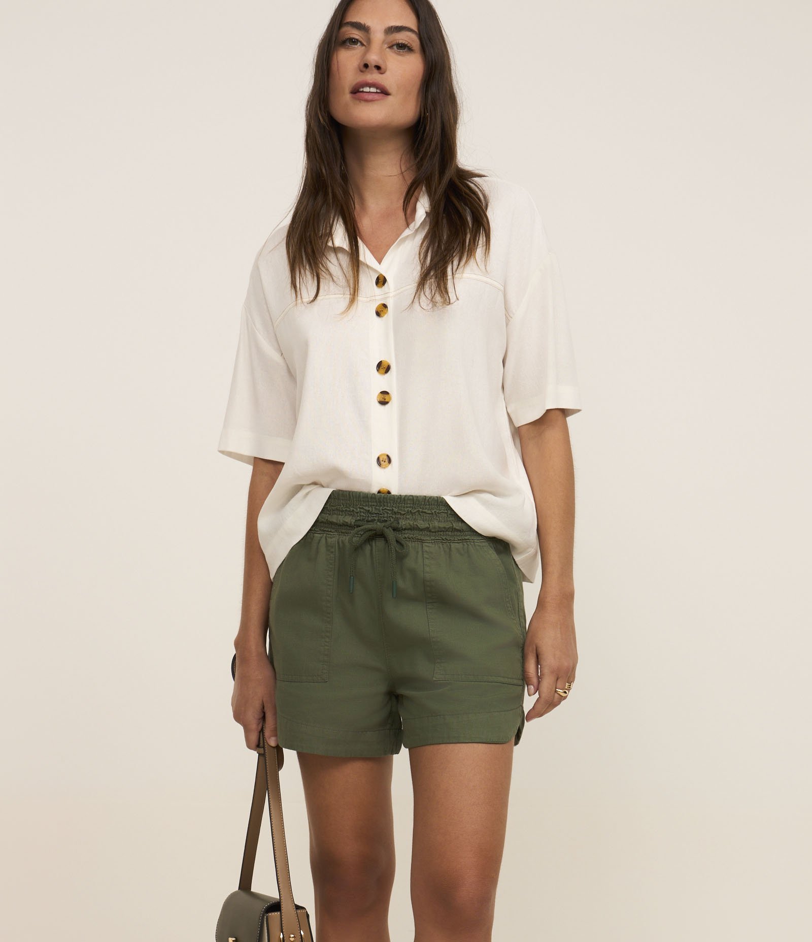 Short Runner em Liocel com Bolsos Aplicados Verde Militar 2