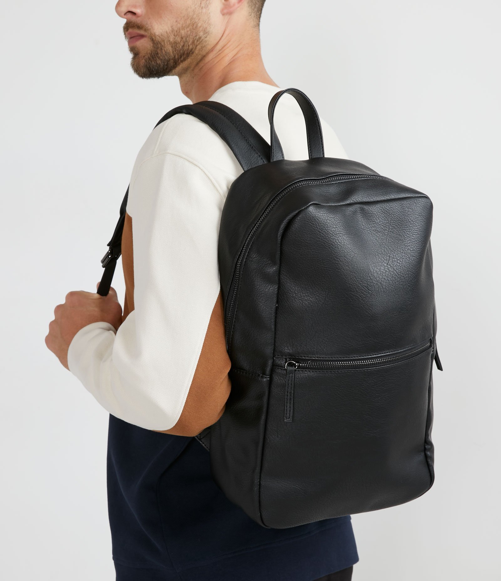 Mochila em Material Sintético com Bolso Preto 6