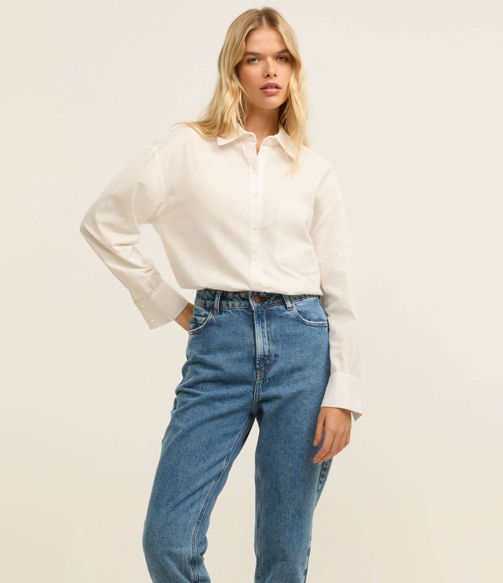 Calça Mom Básica em Jeans com Cintura Alta Azul Médio 2