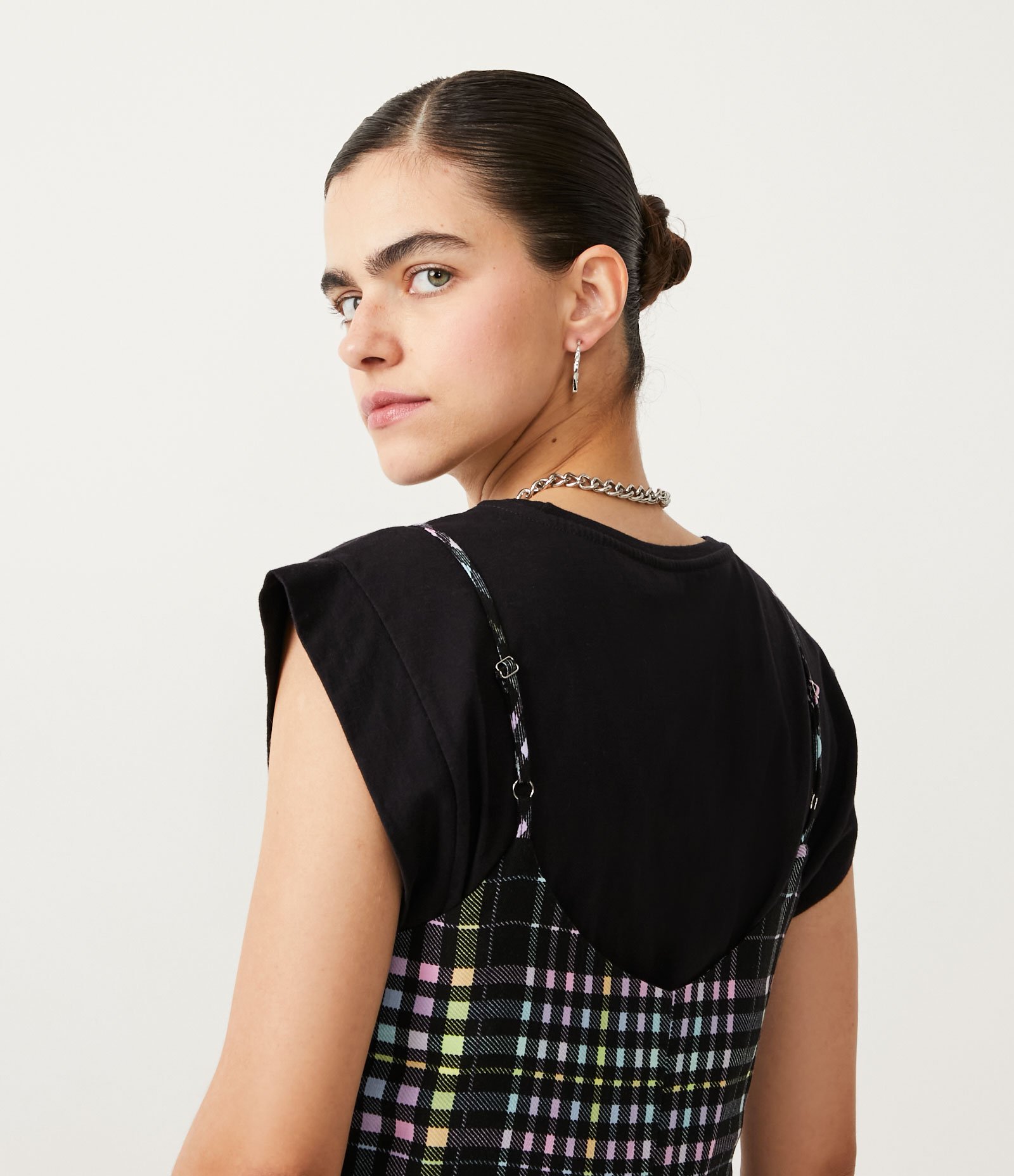 Macaquinho em Viscose Xadrez com Blocos Contrastantes Preto 4